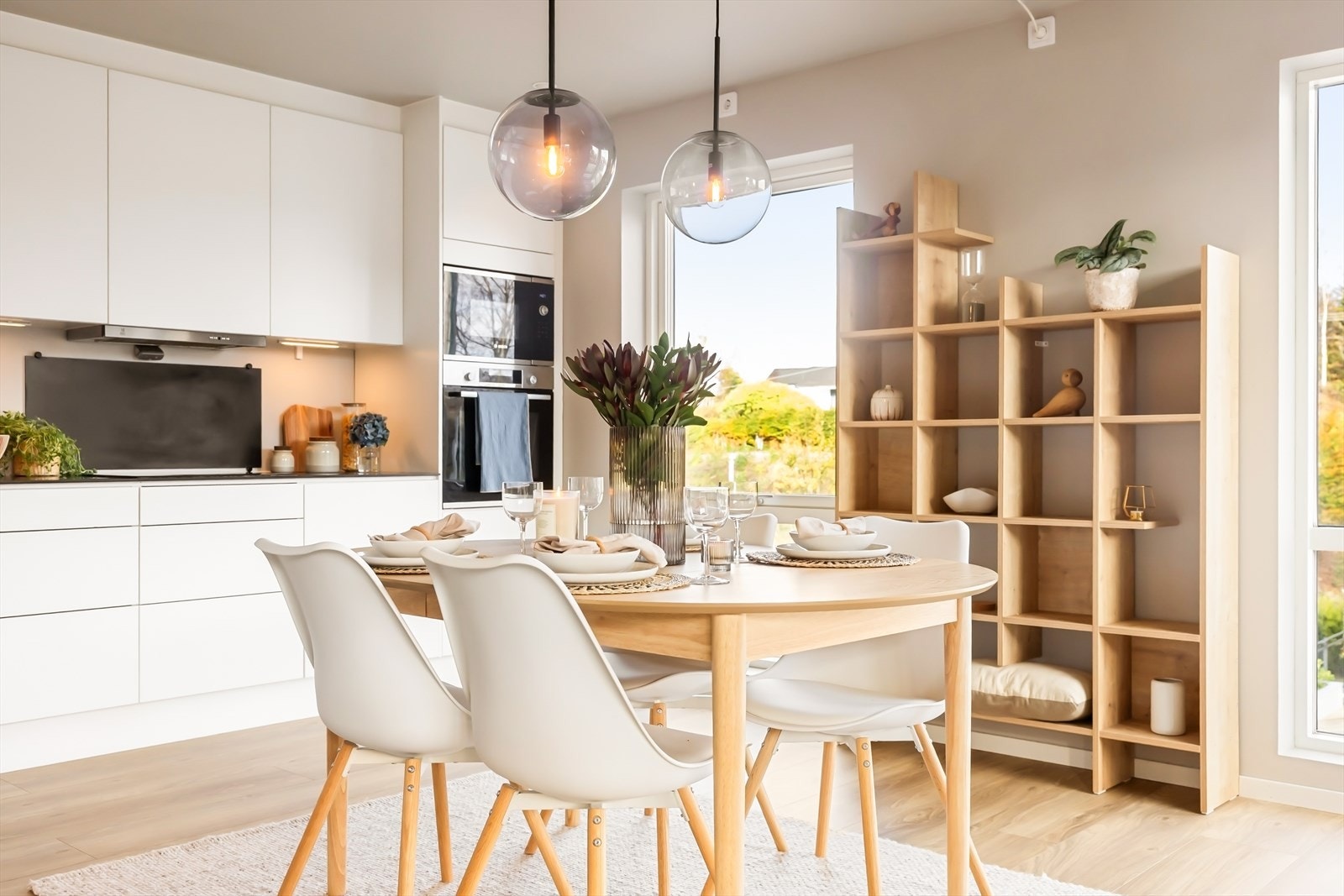 - Her har du god plass til å møblere med spisegruppe og sofagruppe i hver sin naturlige sone - Galleribilde