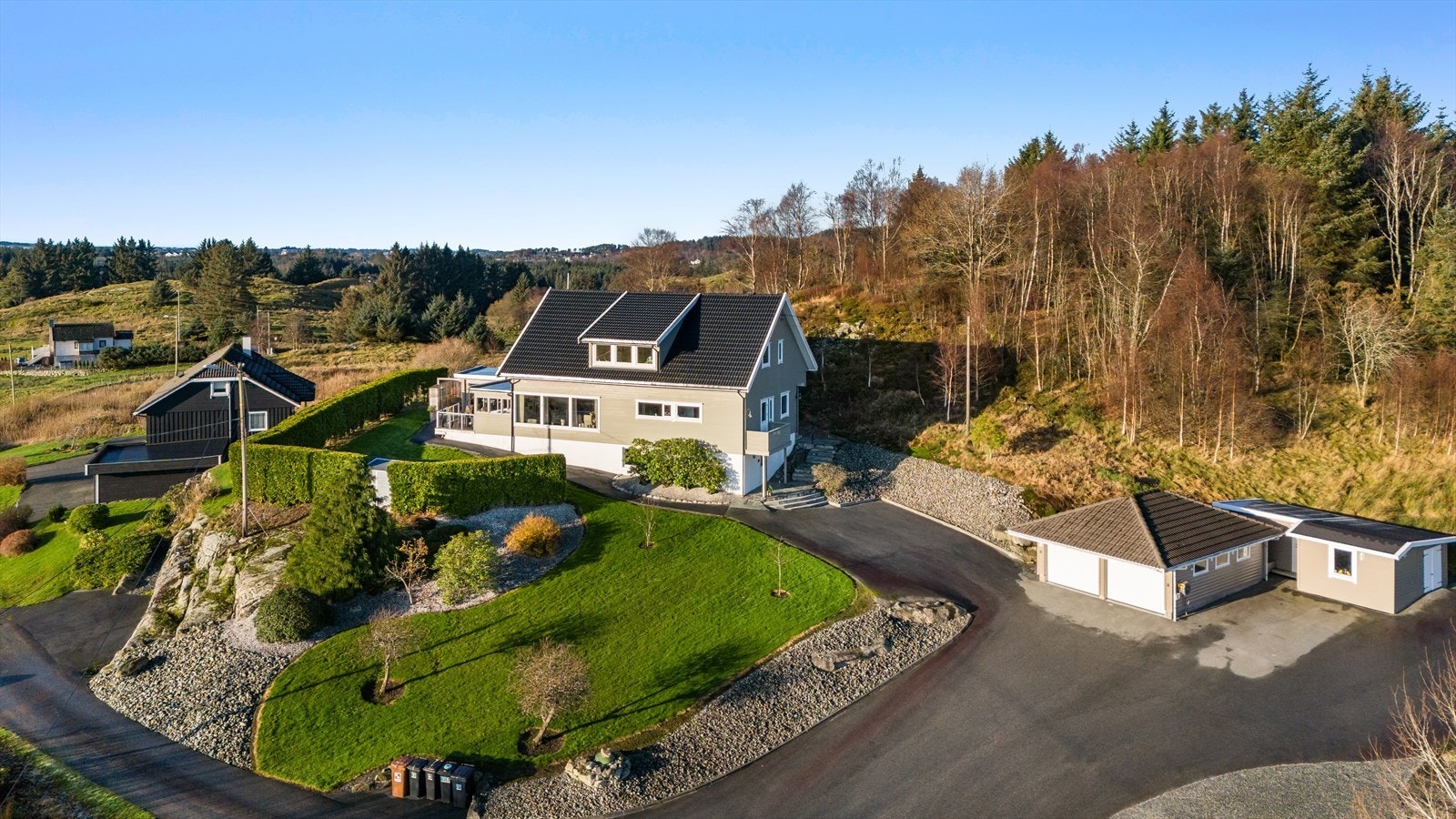 Dobbel frittstående garasje, samt bod Galleribilde