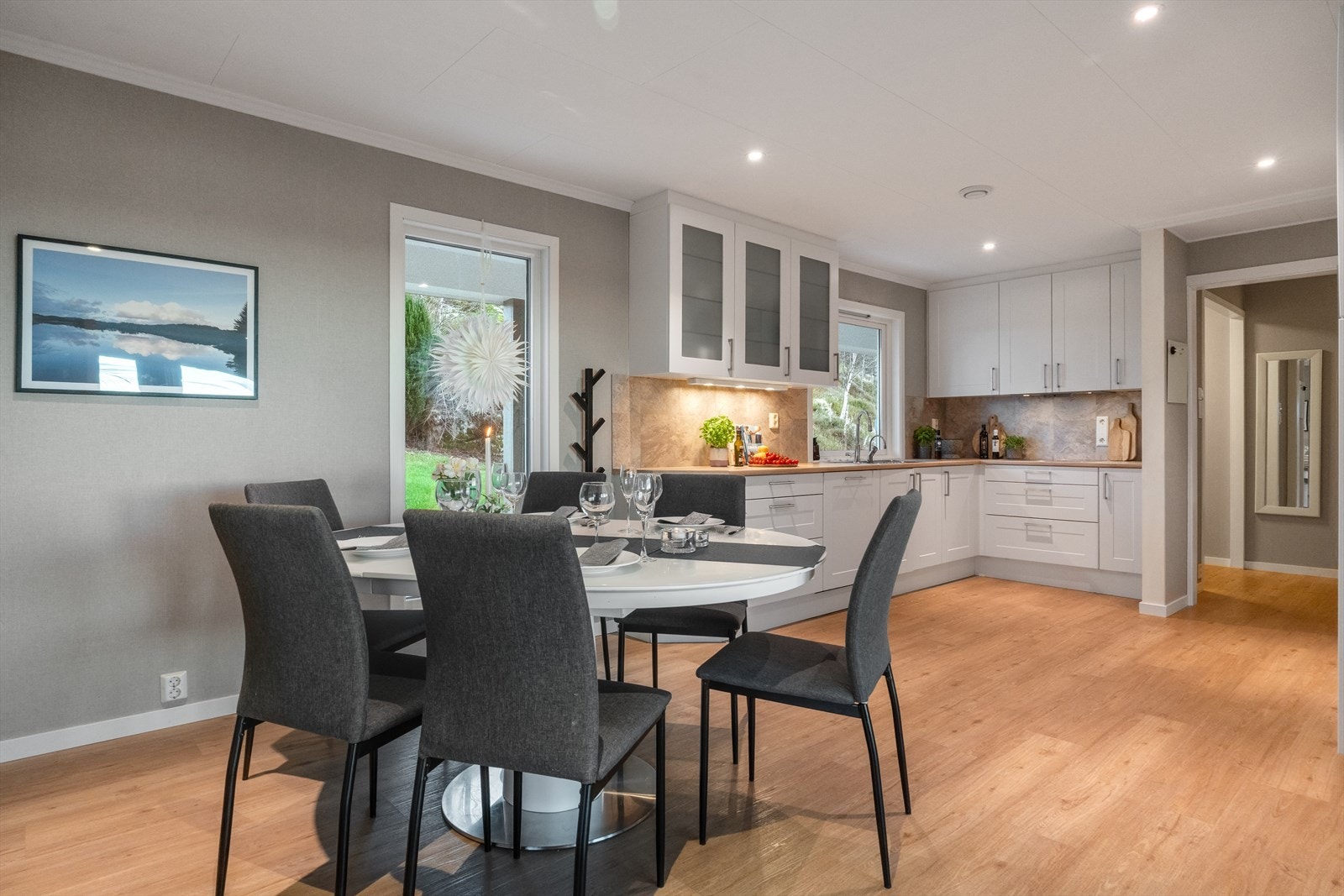 Stort kjøkken med god plass til spisebord Galleribilde