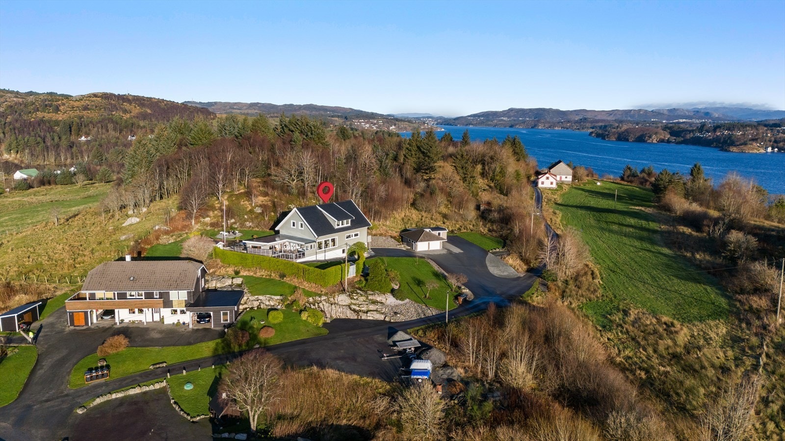 Eiendommen ligger fint og fritt til i landlige omgivelser Galleribilde