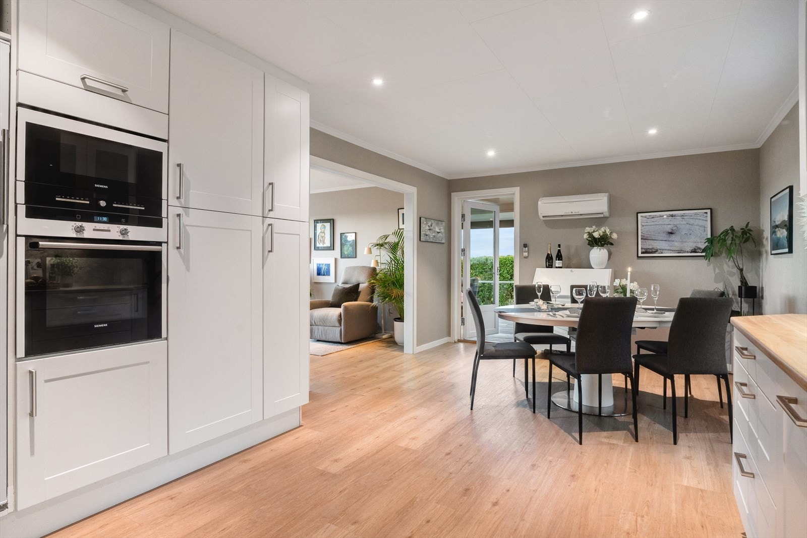 Fra kjøkkenet er det utgang til vinterhage Galleribilde