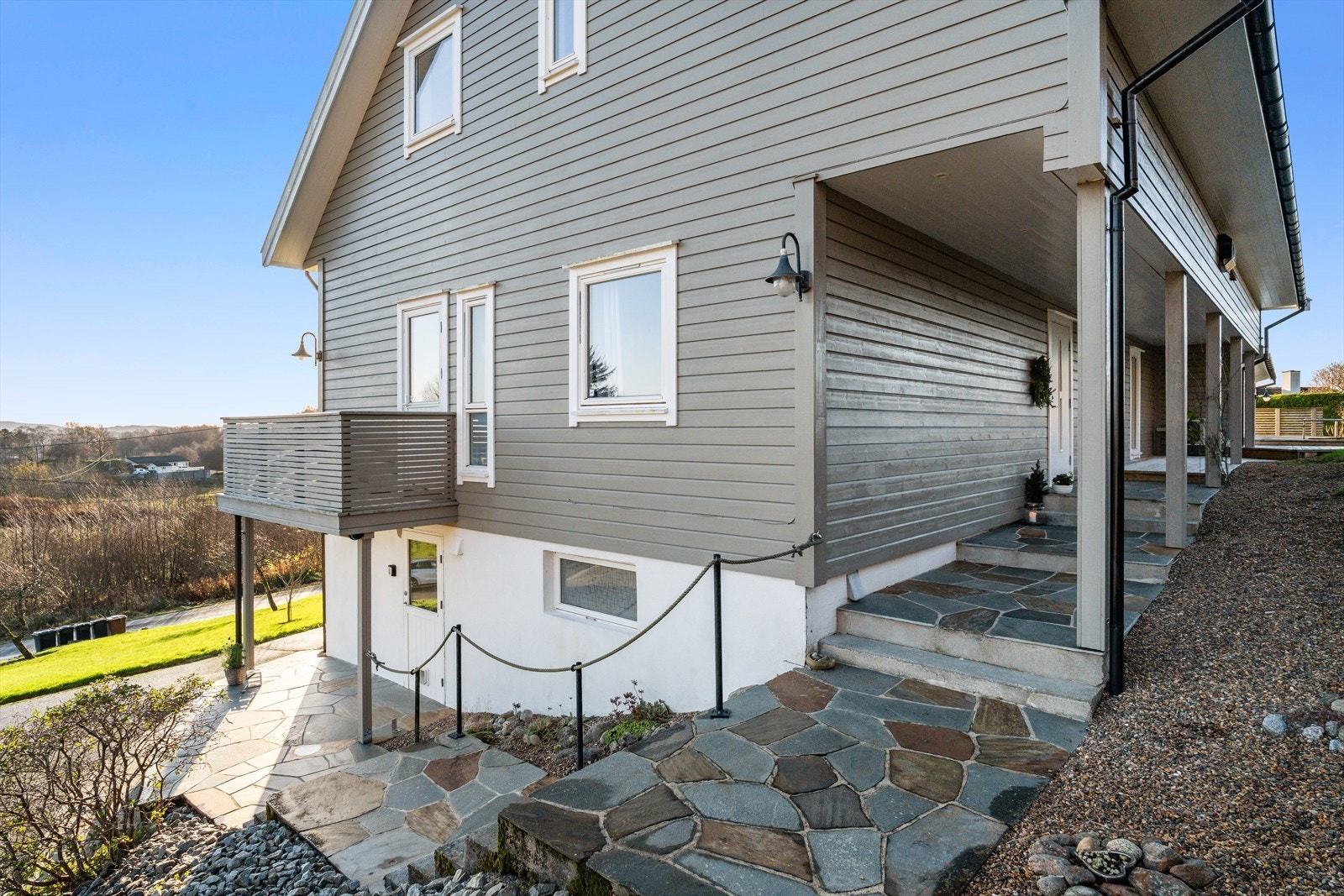 Pent overbygd inngangsparti med skiferlagt trappesatser Galleribilde