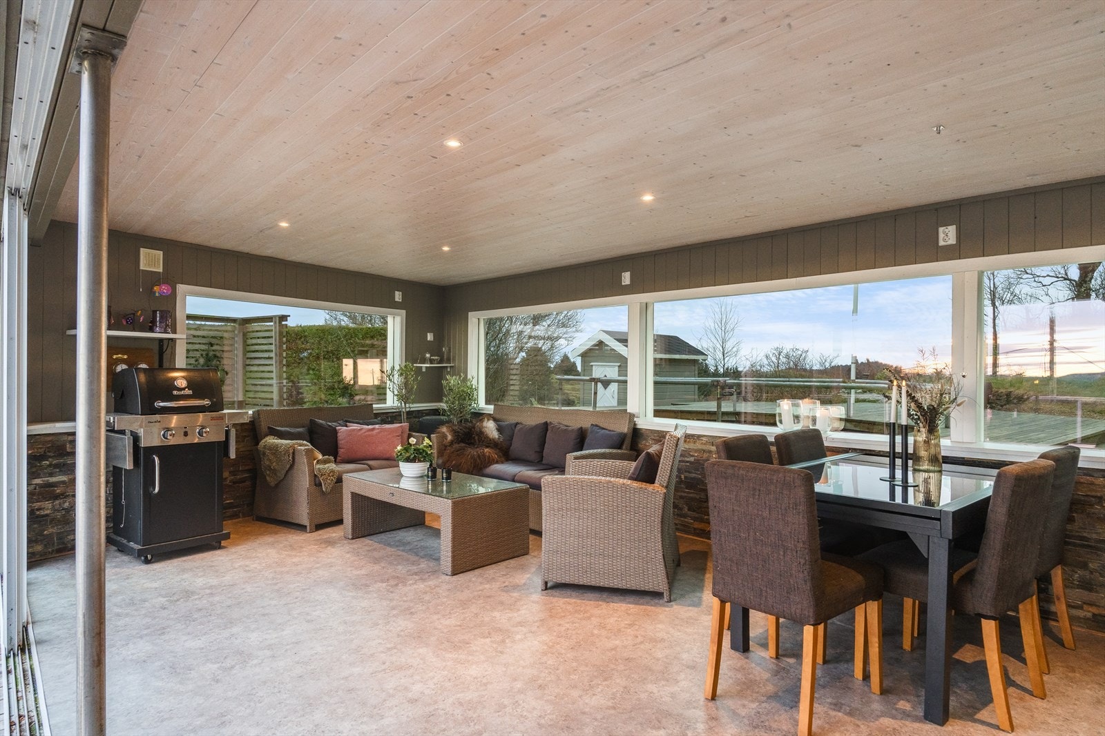 Kjekk rommelig vinterhage med plass til spisegruppe og sittegruppe Galleribilde