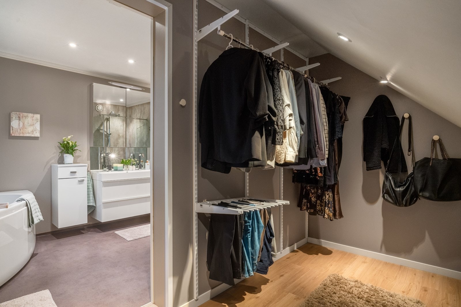 Praktisk garderoberom Galleribilde