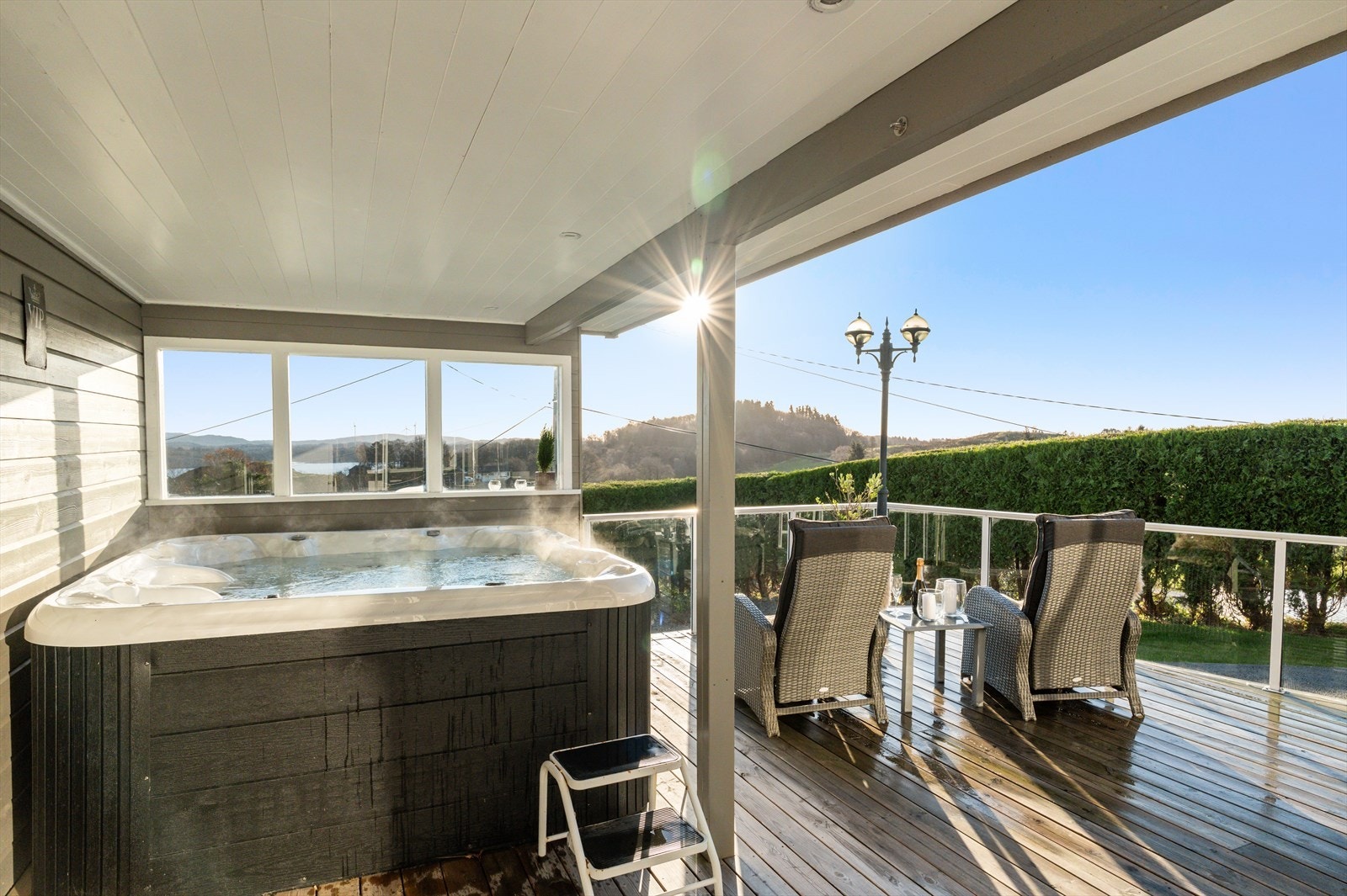 Videre fra vinterhagen kommer man til delvis overbygd terrasse med jacuzzi Galleribilde