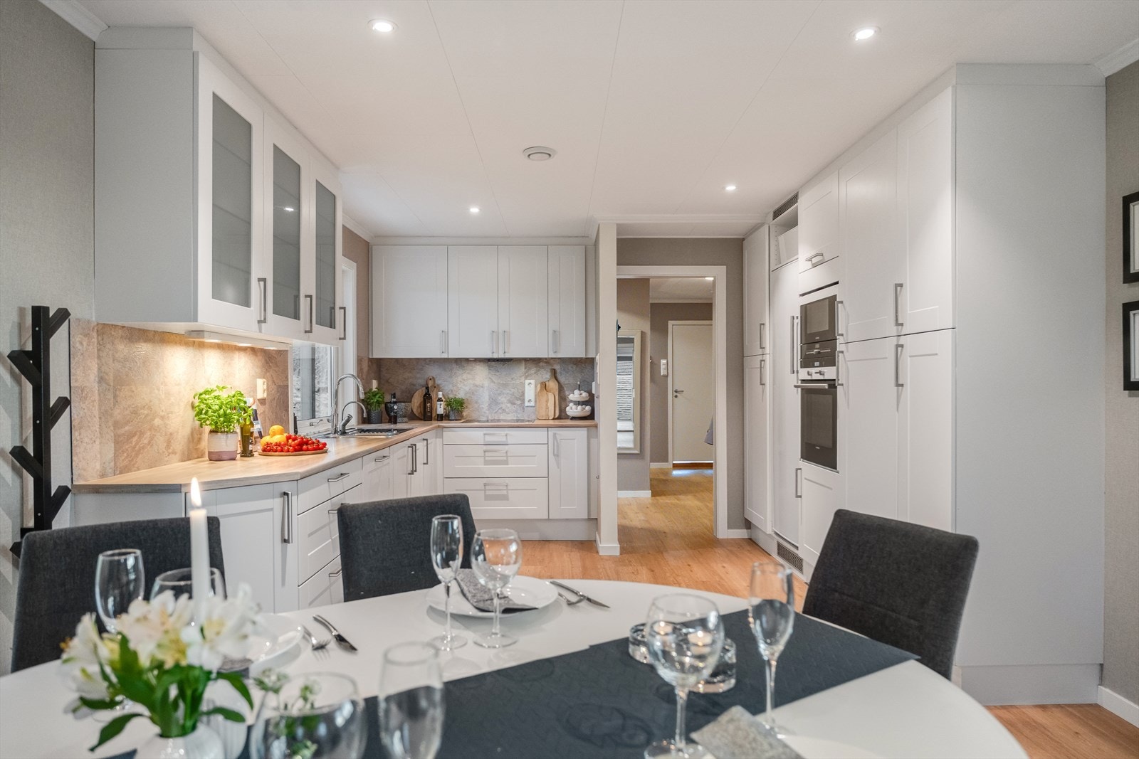 Kjøkkenet har rikelig med skap- og skuffeplass Galleribilde