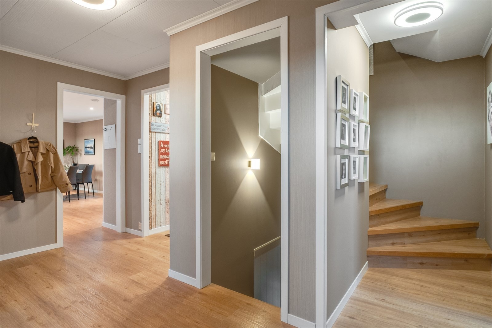 Gang med trapp til kjeller og loft Galleribilde