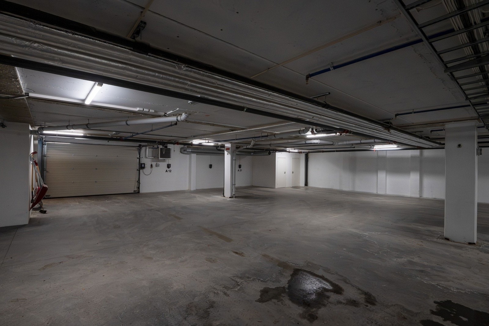 Parkeringsplass i garasjeanlegg. Galleribilde