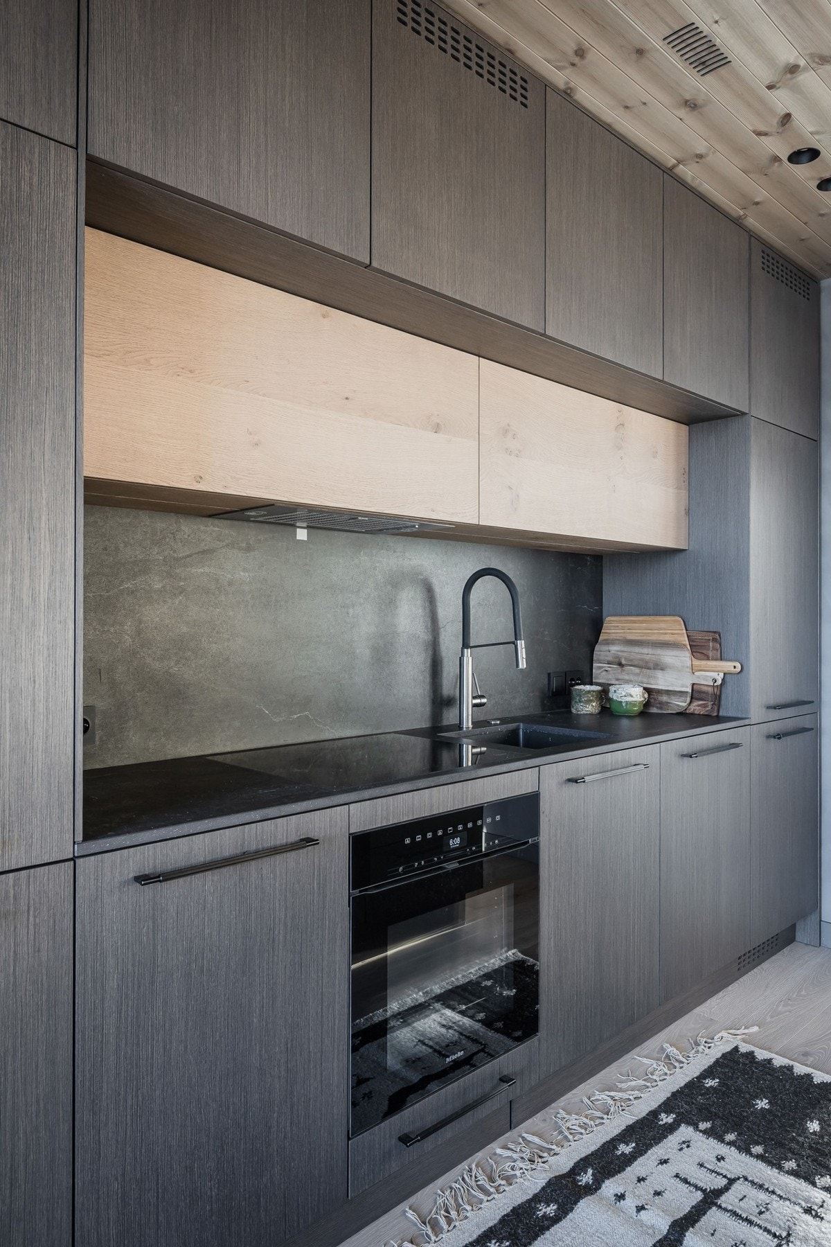 På kjøkkenet er det rikelig med oppbevaringsplass, samt god benkplass. Galleribilde