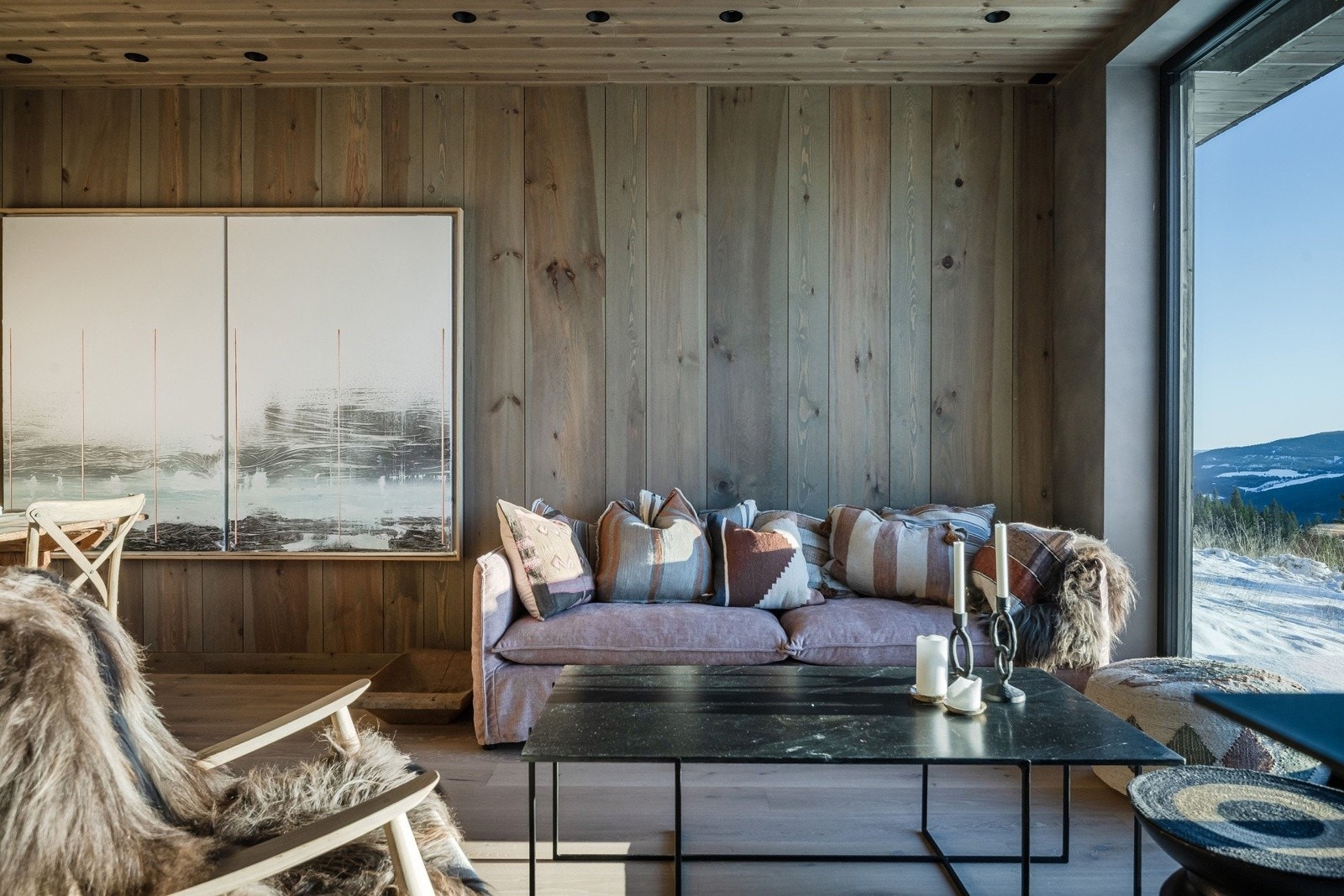 Lekker, lys og luftig stue med store vindusflater som slipper inn rikelig med lys. Galleribilde