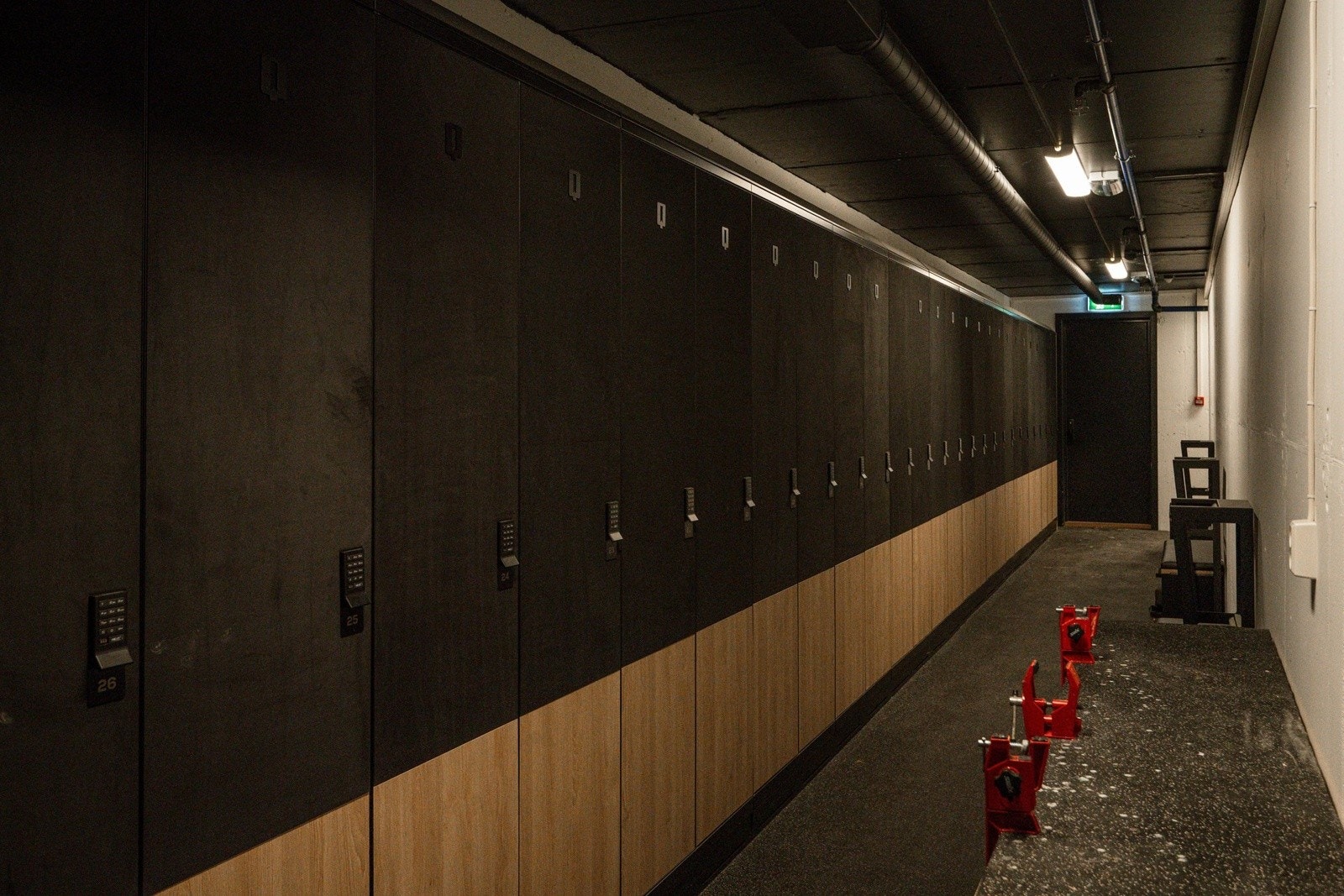 Felles oppbevaringsplass for ski i egne skap, her kan du også smøre. Galleribilde