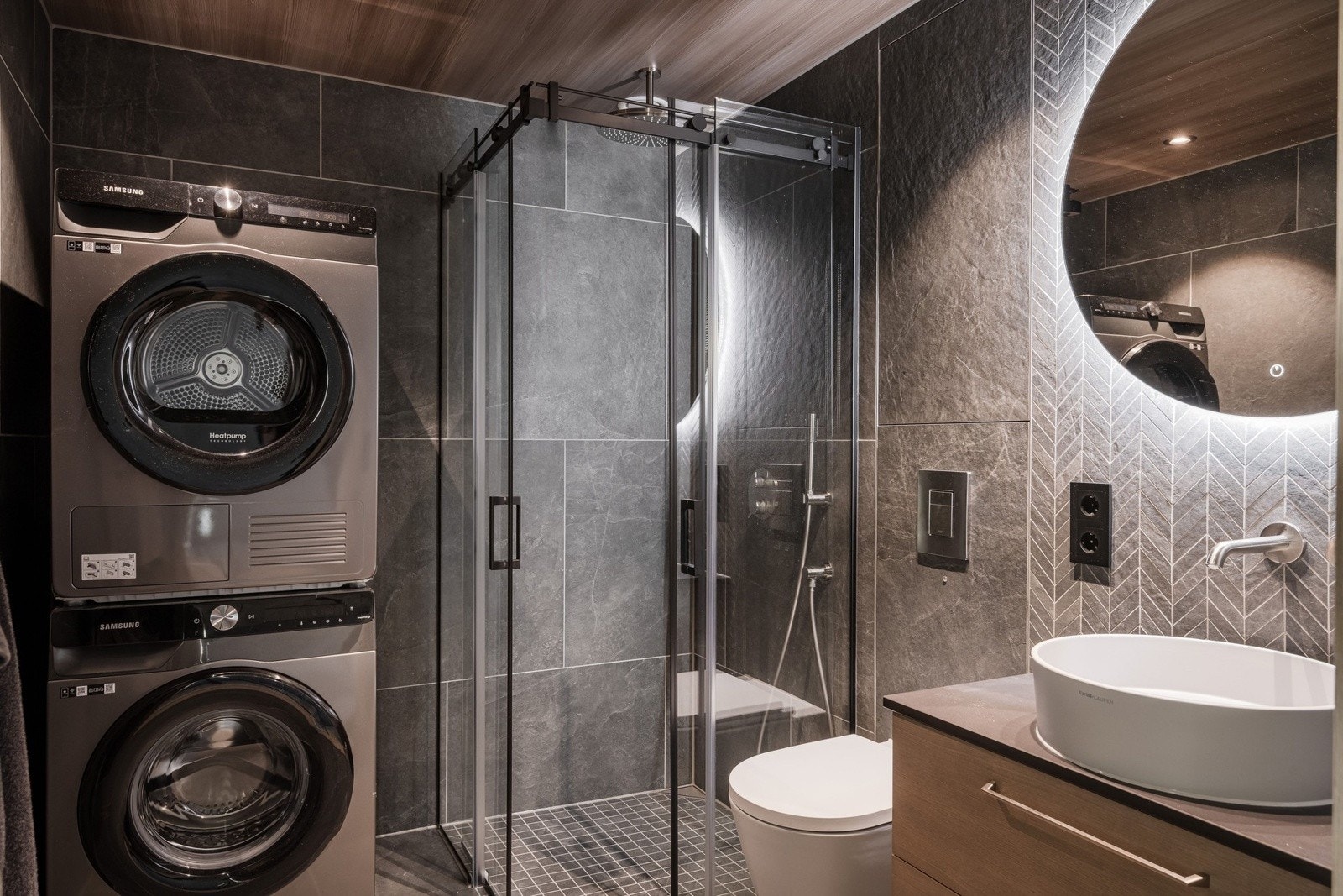 På badet er det også opplegg til vaskemaskin og tørketrommel. Galleribilde