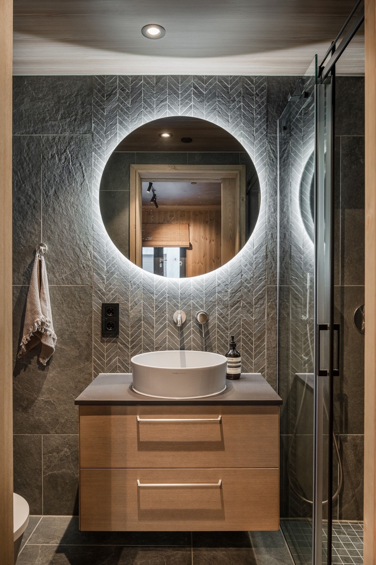 Lekkert bad med opplyst speil. Galleribilde