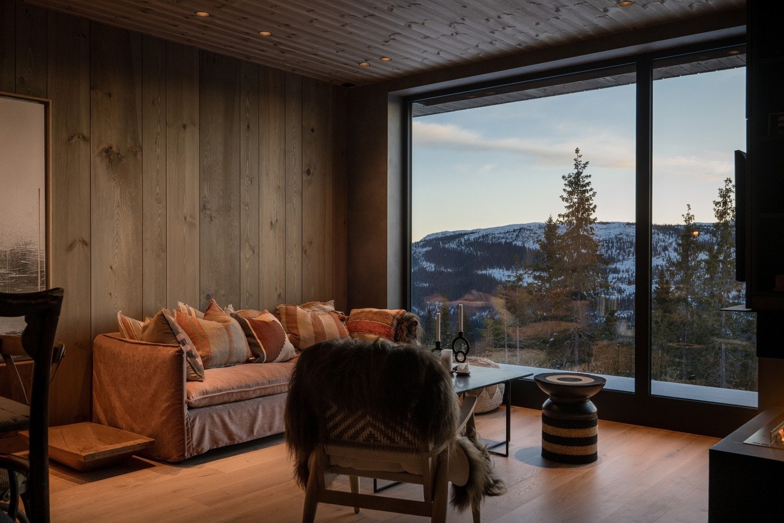 Hytta har en helt fantastisk stemning også på kveldstid. Galleribilde