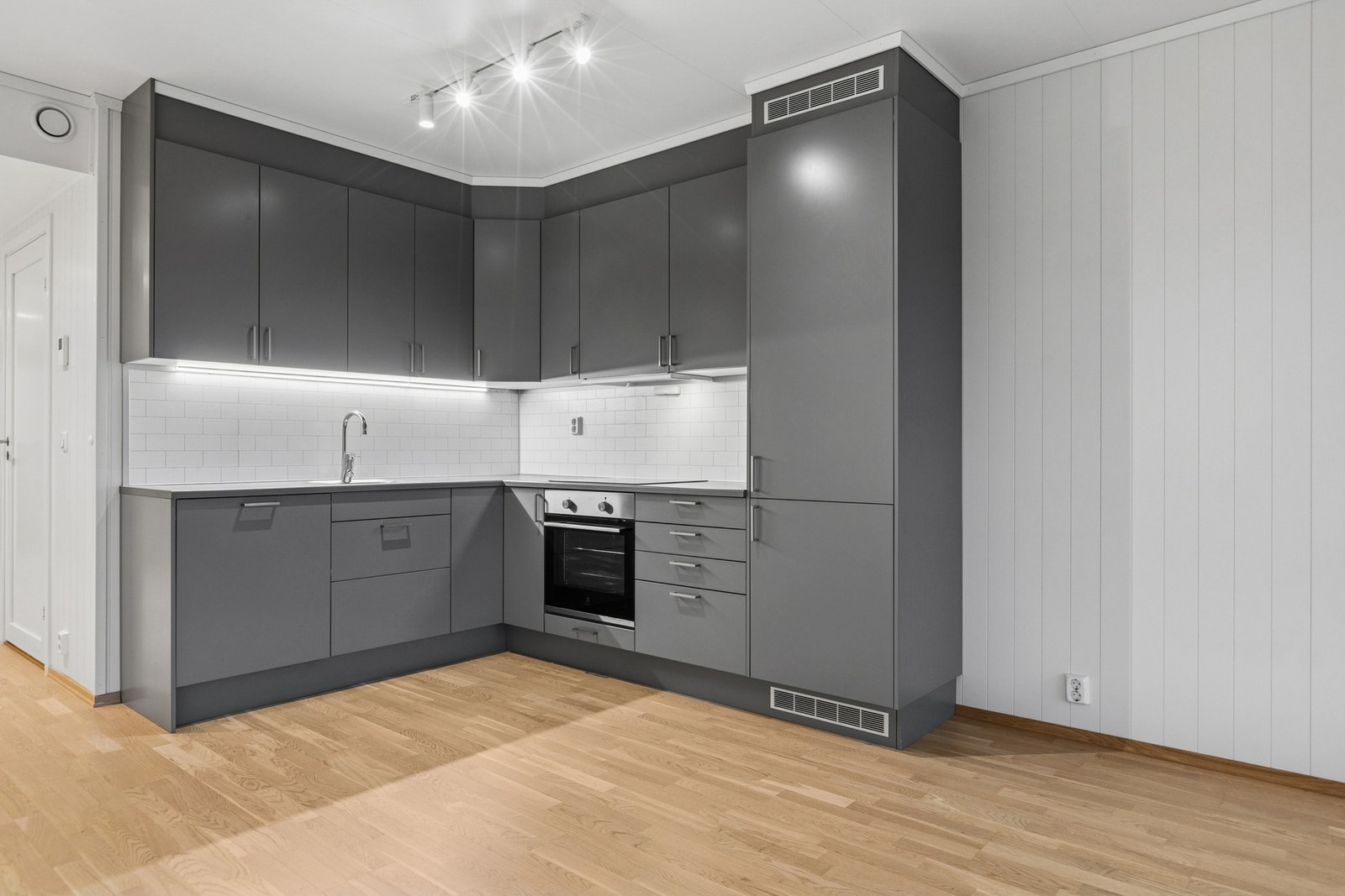 Pent kjøkken med gode arbeidsflater og rikelig med oppbevaringsmuligheter. Galleribilde