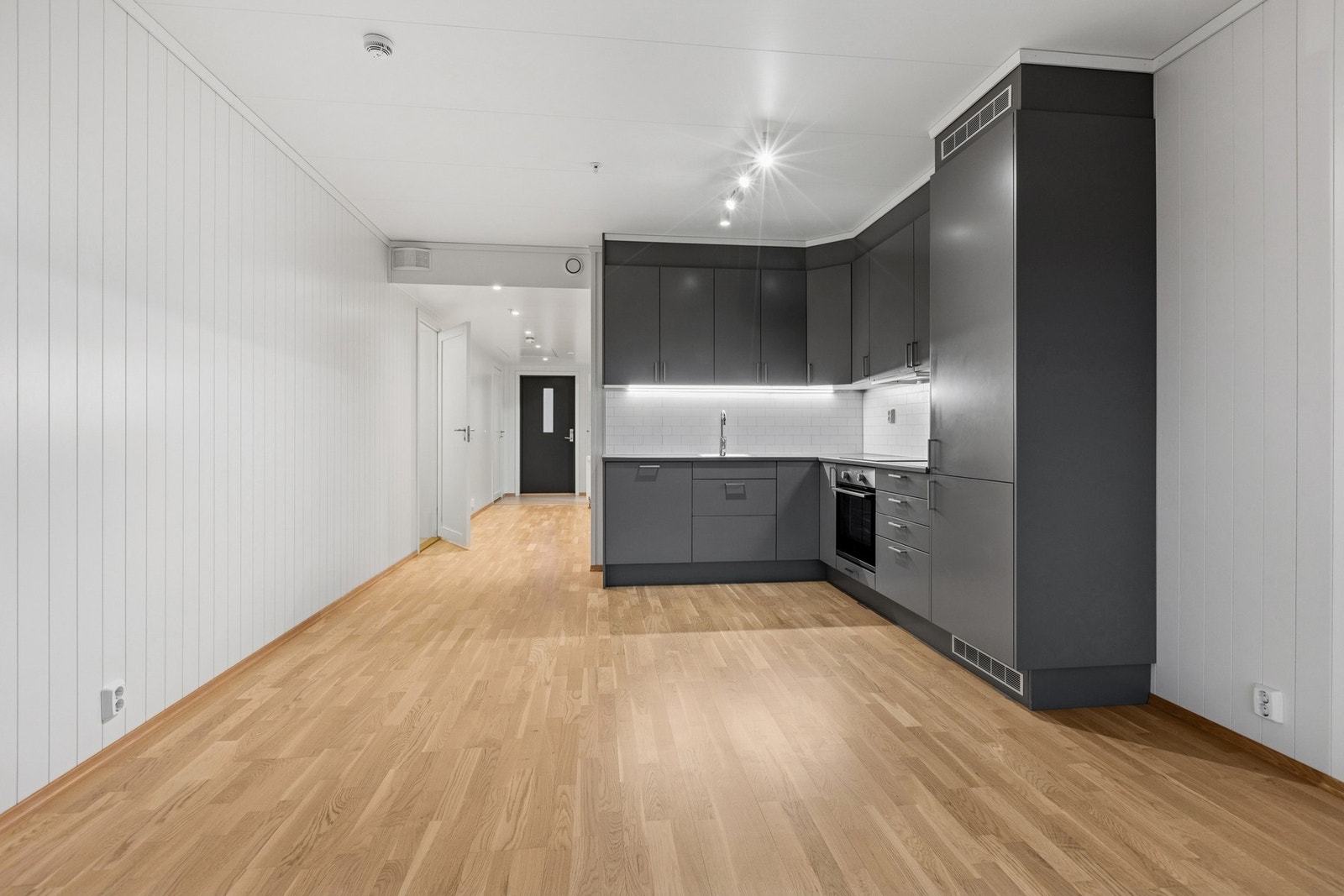 Praktisk, åpen løsning mellom stue og kjøkken. Galleribilde