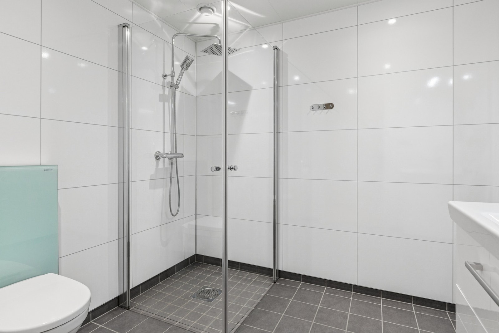 Dusjnisje med innfellbare dører samt vegghengt klosett. Galleribilde