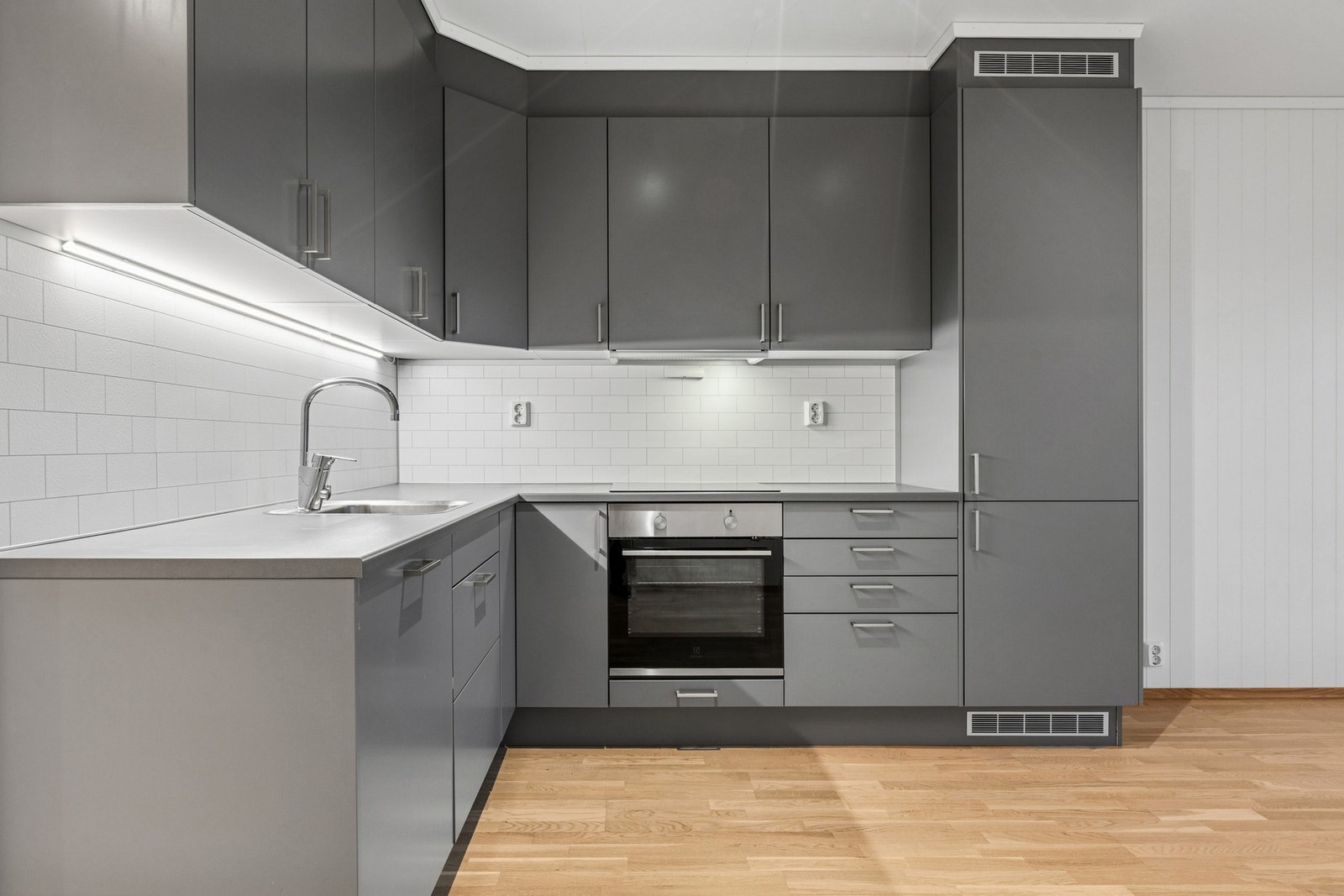 Innredningen har et moderne uttrykk, med profilerte fronter. Galleribilde