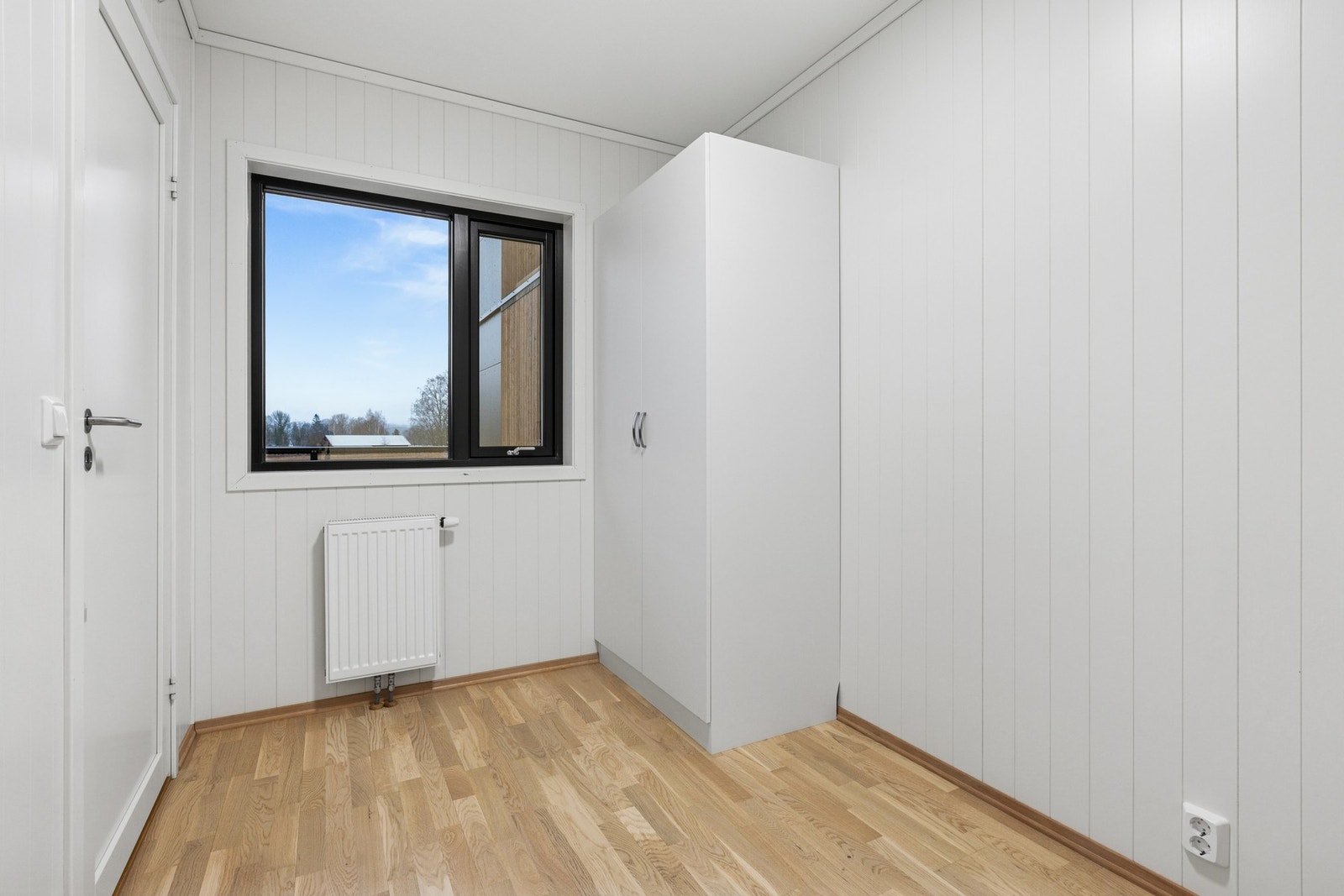 Det andre soverommet har plass til seng og garderobeløsning, og passer fint som et barnerom, gjesterom eller praktisk hjemmekontor. Galleribilde