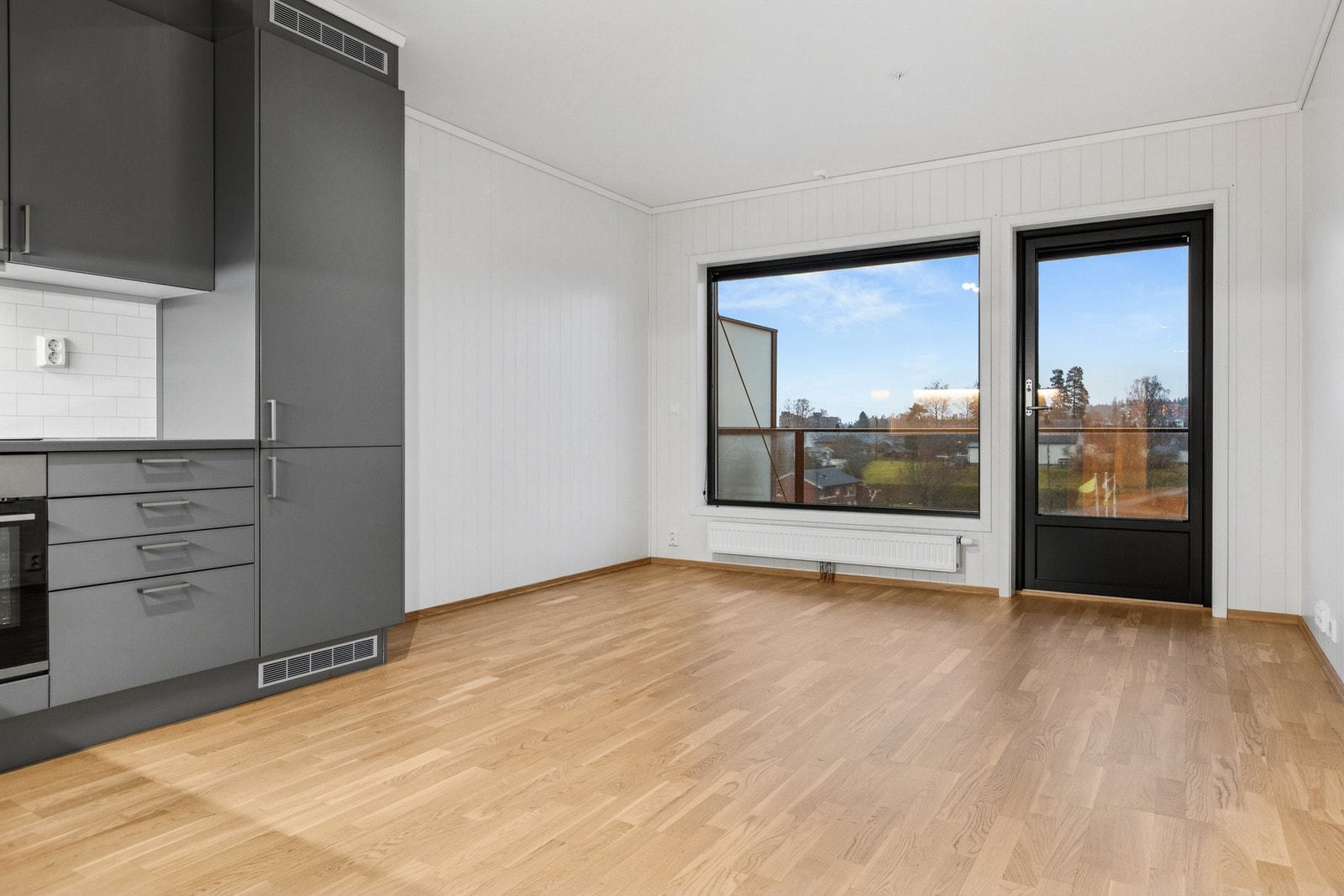 I stuen er det god plass til en sofagruppe med tilhørende bord og tv-møblement. Galleribilde