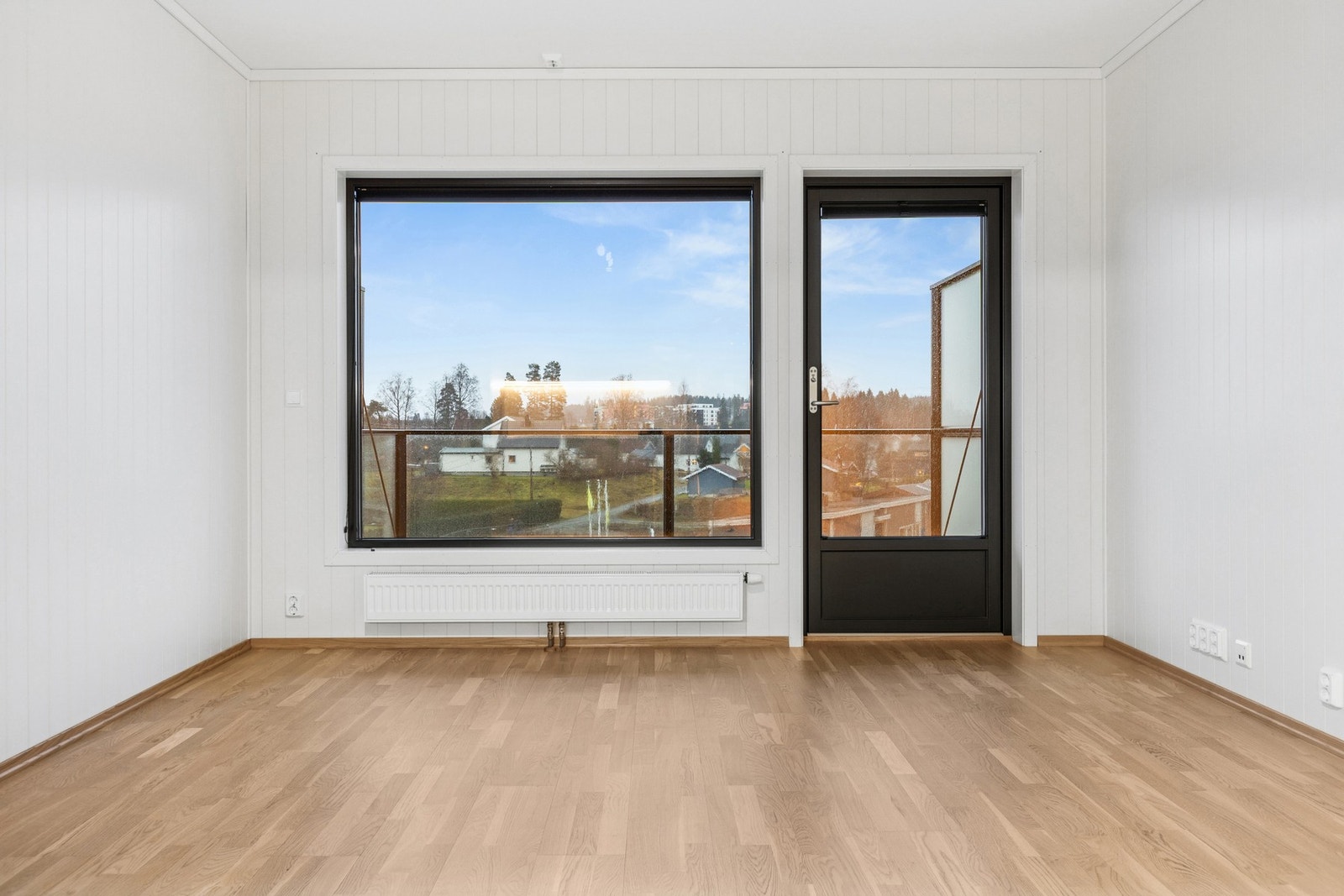 Det store vinduet og døren ut mot verandaen gir rikelig med dagslys, som skaper en god atmosfære i leiligheten. Galleribilde