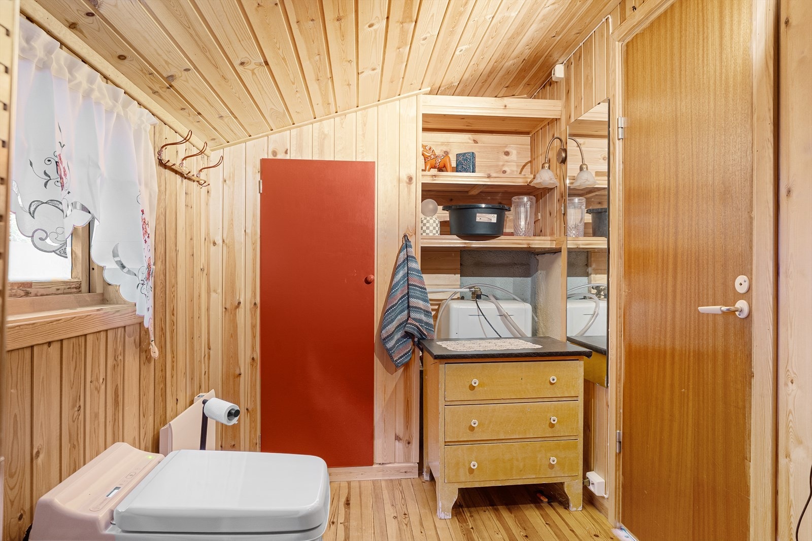 Forbrenningstolaett og plassbygget skap med god plass til oppbevaring Galleribilde