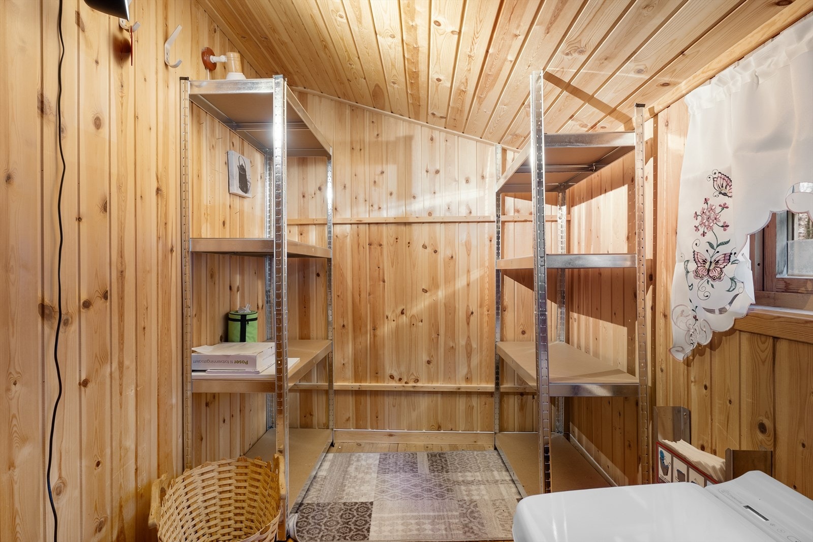 Toalett med gode oppbevaringsmuligheter Galleribilde