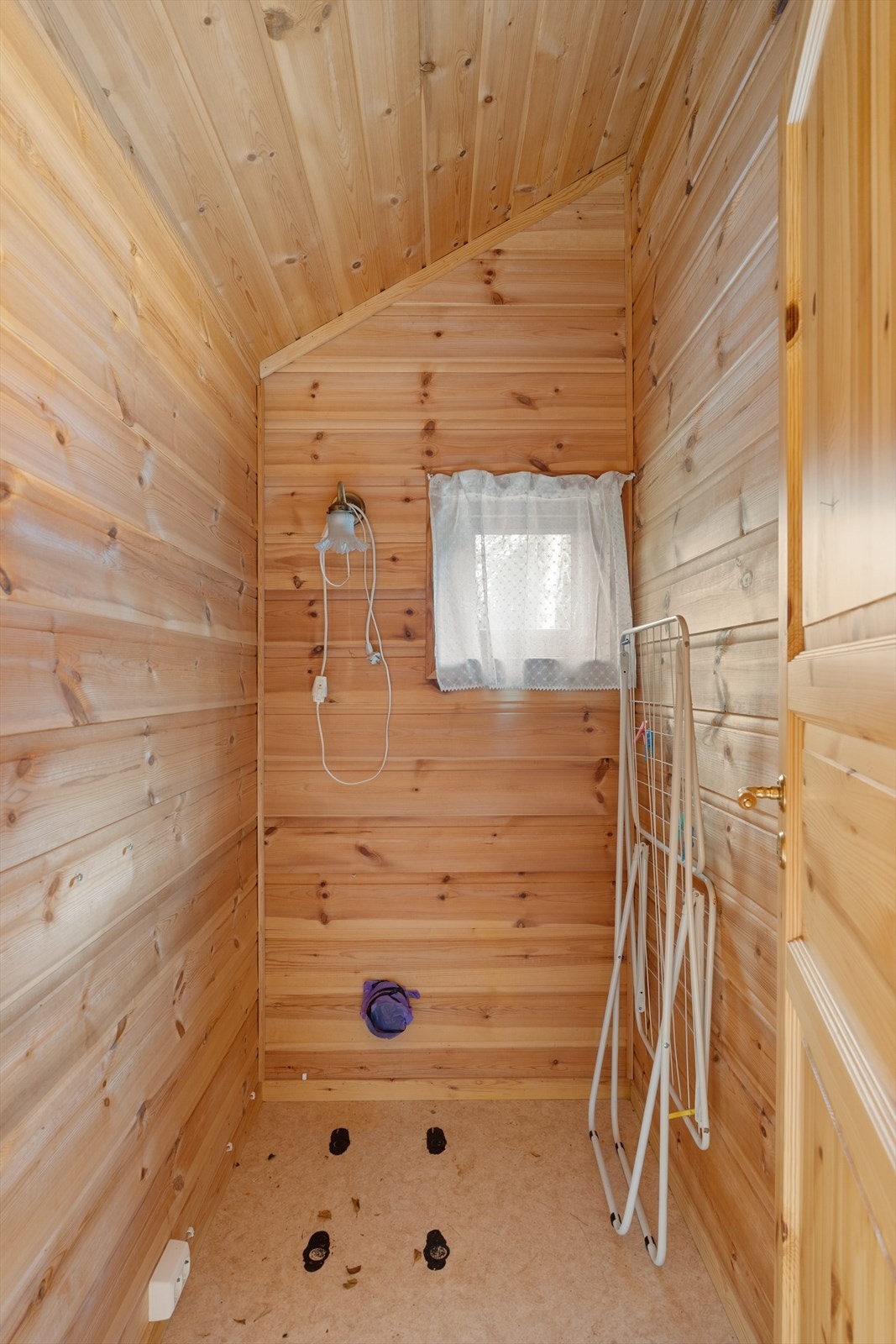 Rom tidligere brukt som toalettrom med forbrenningstolaett Galleribilde