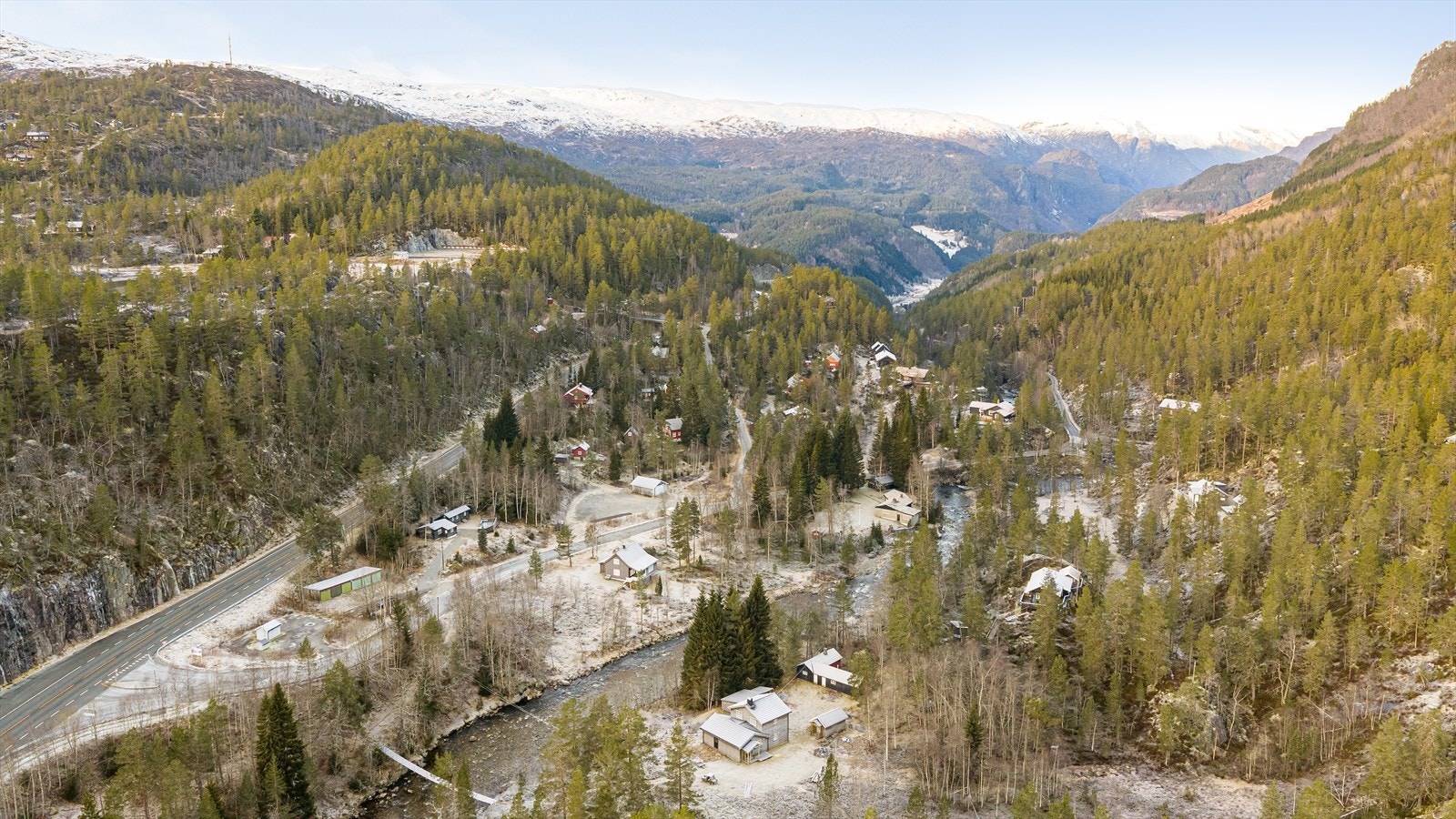 Om sommeren er området et eldorado for turgåere, bærplukkere og for folk som er mer viderekomne som går toppturer eller lengre turer over nasjonalparken - Hardangervidda. Galleribilde