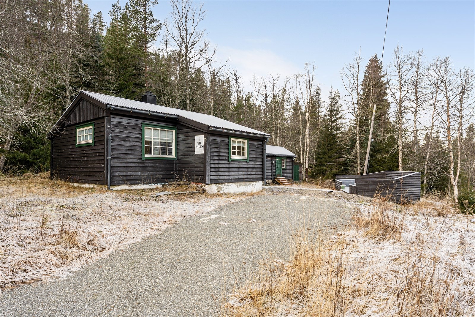 Tunet består av hytte, anneks og en uteplass Galleribilde