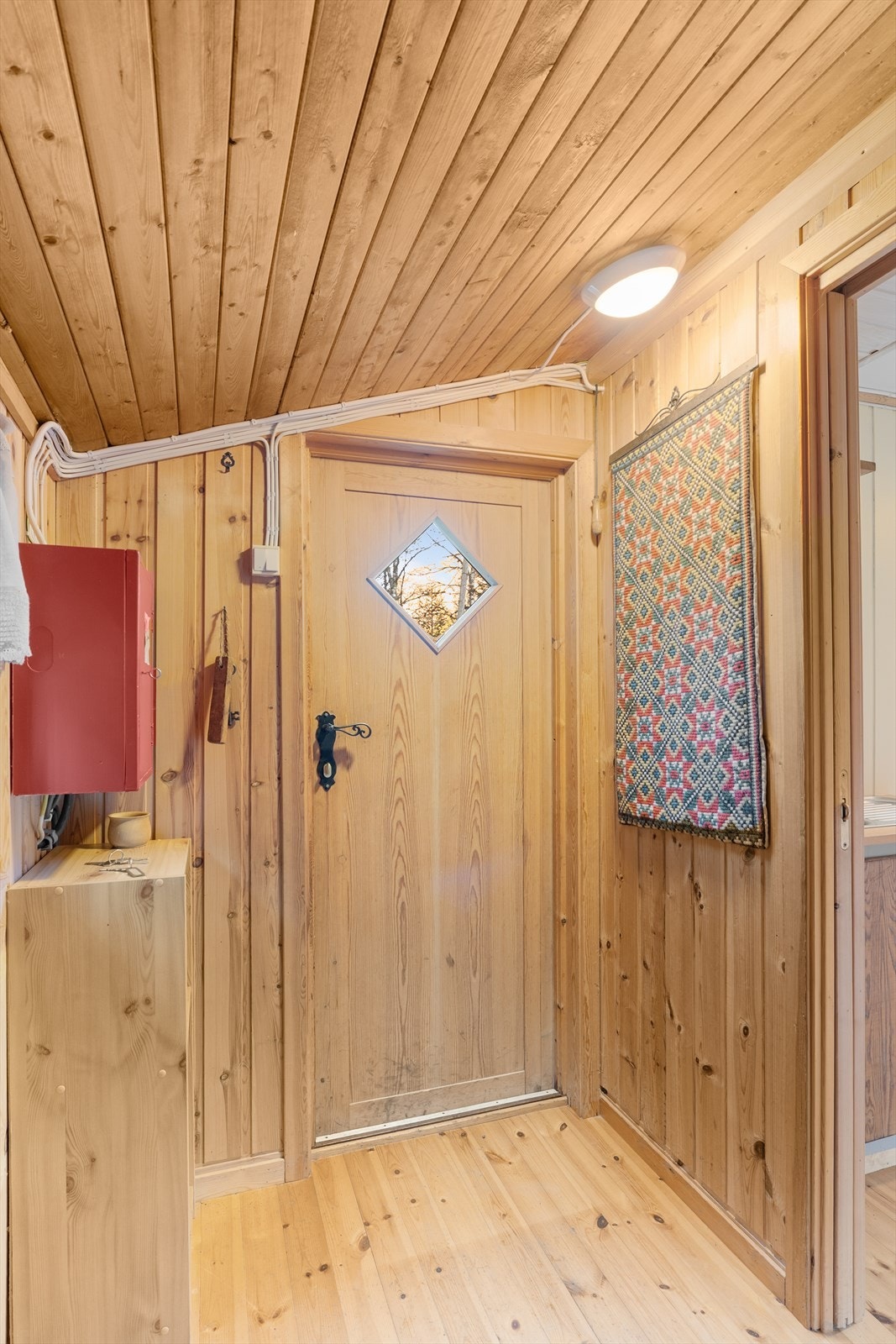 Fra hytten er det kun noen få meter over tunet til anneks med gjesterom og bad Galleribilde