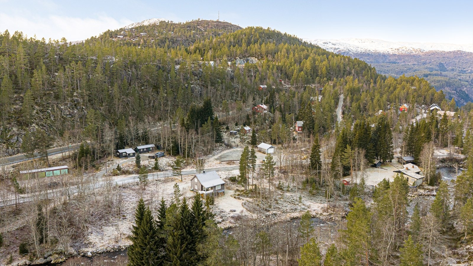 Røldal og områdene rundt er meget populært da dette er et av Norges mest snøsikre områder og hytta liggger kun 10-15 min fra alpinanlegget i Håradalen. Galleribilde