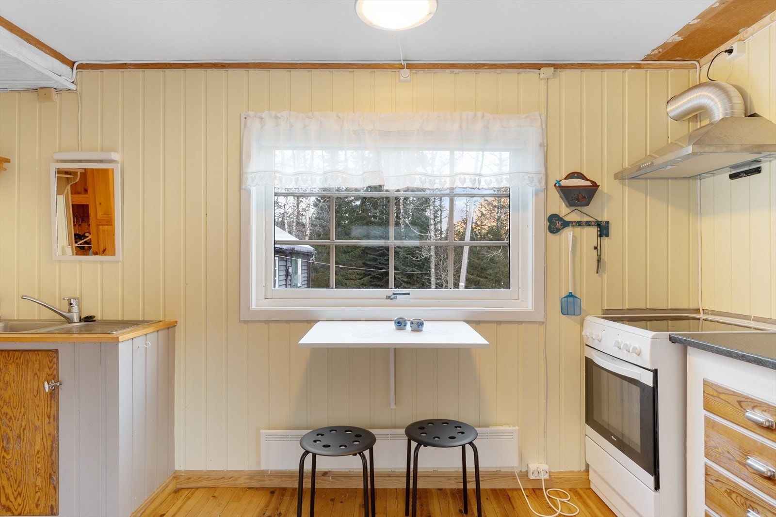 Kjøkkenet har god skap- og benkeplass Galleribilde