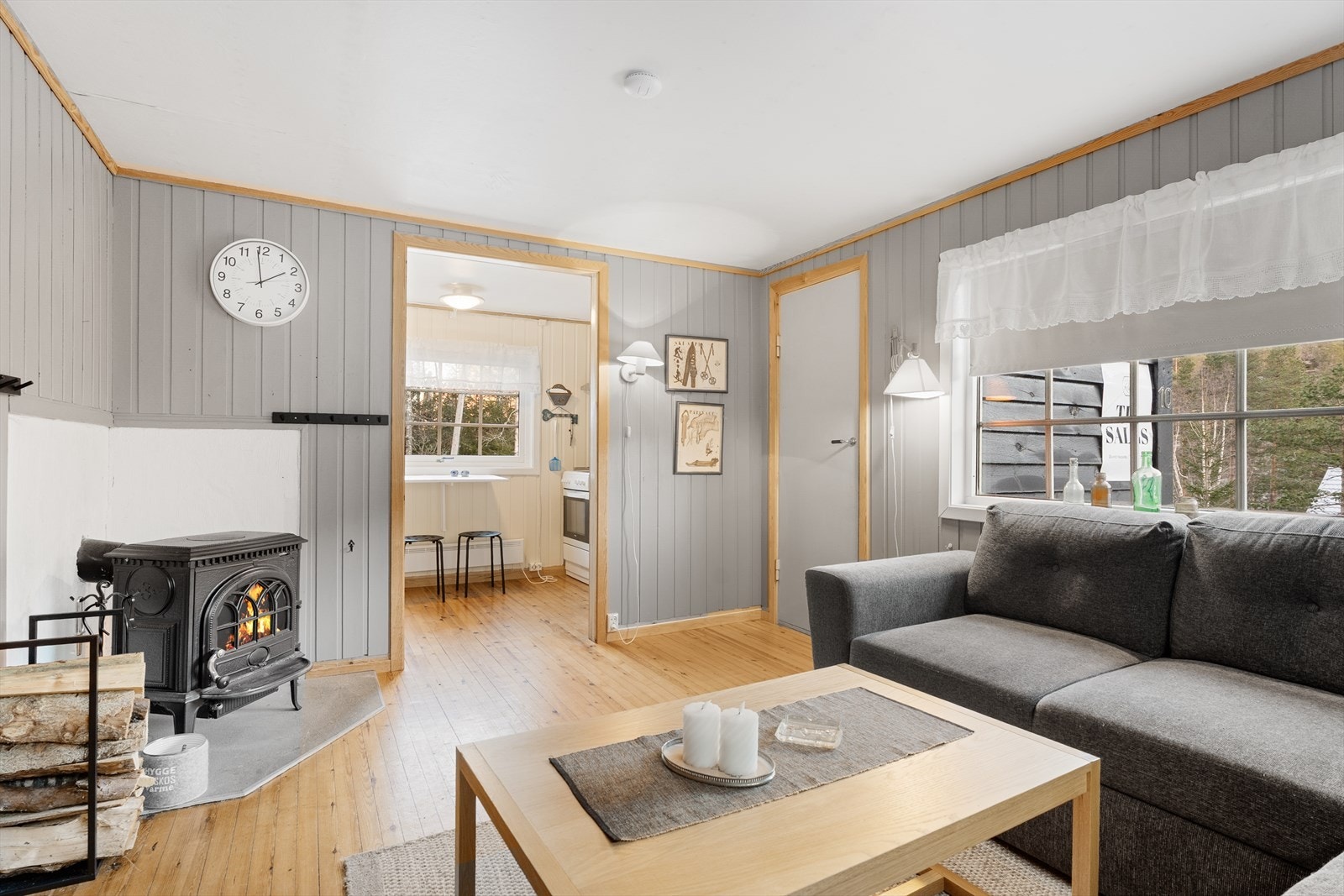 Hytten er sjarmerende og intim - Fra stuen er det adkomst til soverom og bad Galleribilde