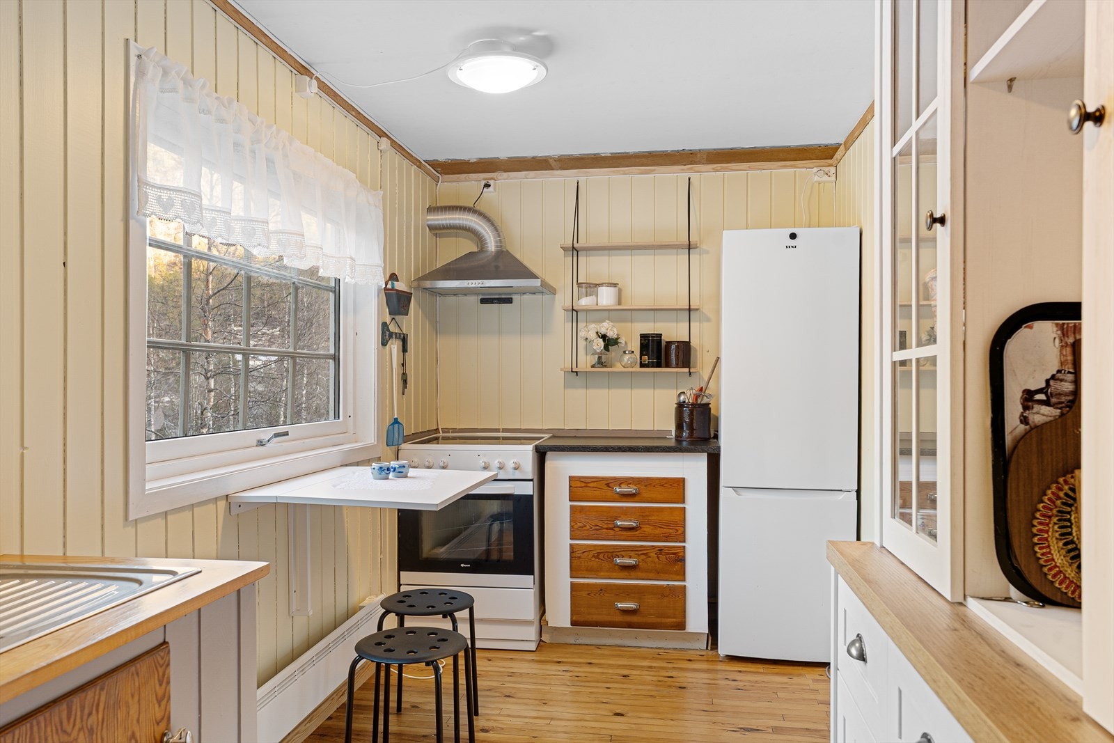 Koselig kjøkken med spiseplass - Selger har akkurat fått satt inn ny komfyr Galleribilde