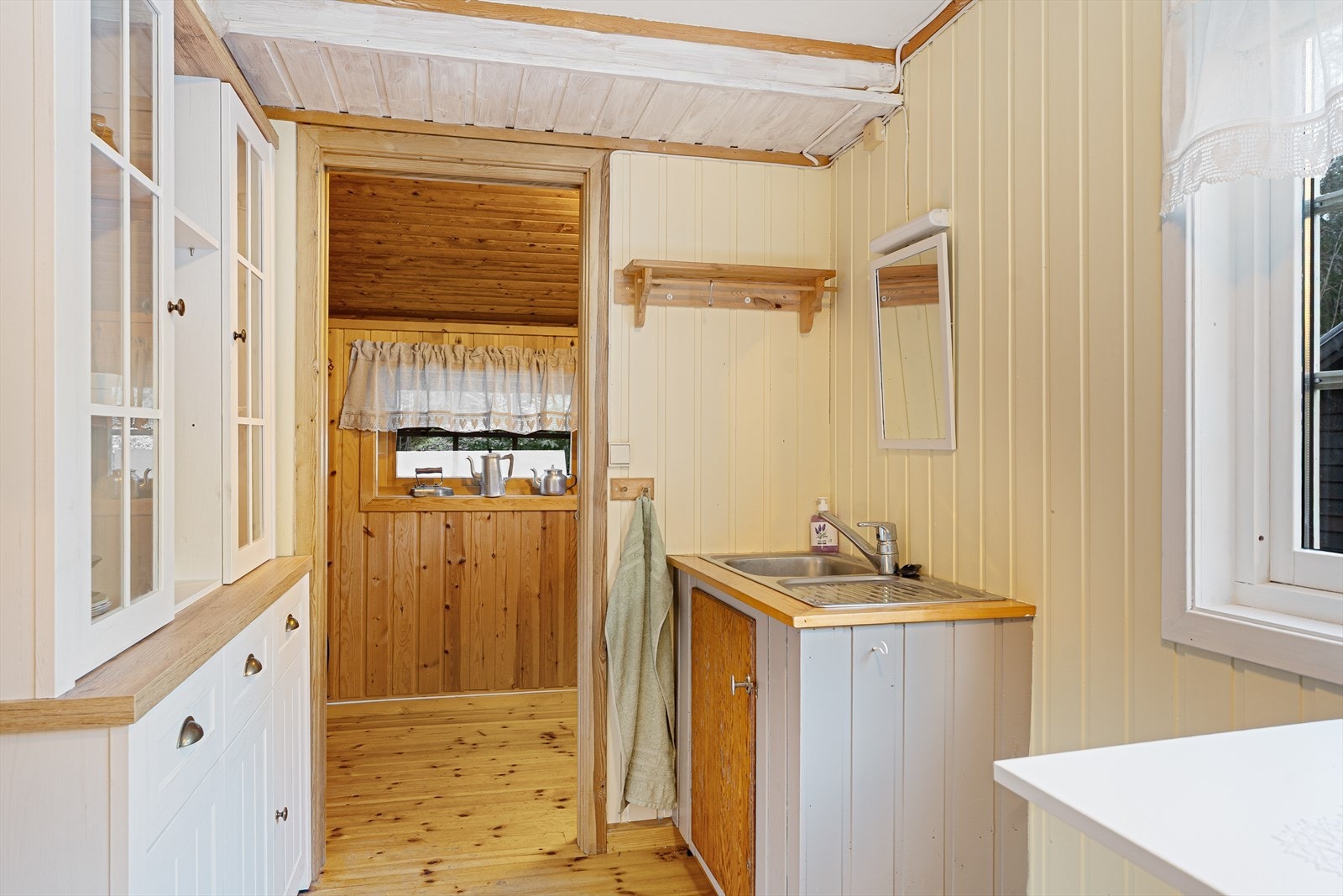 Lyse og trivelige overflater Galleribilde