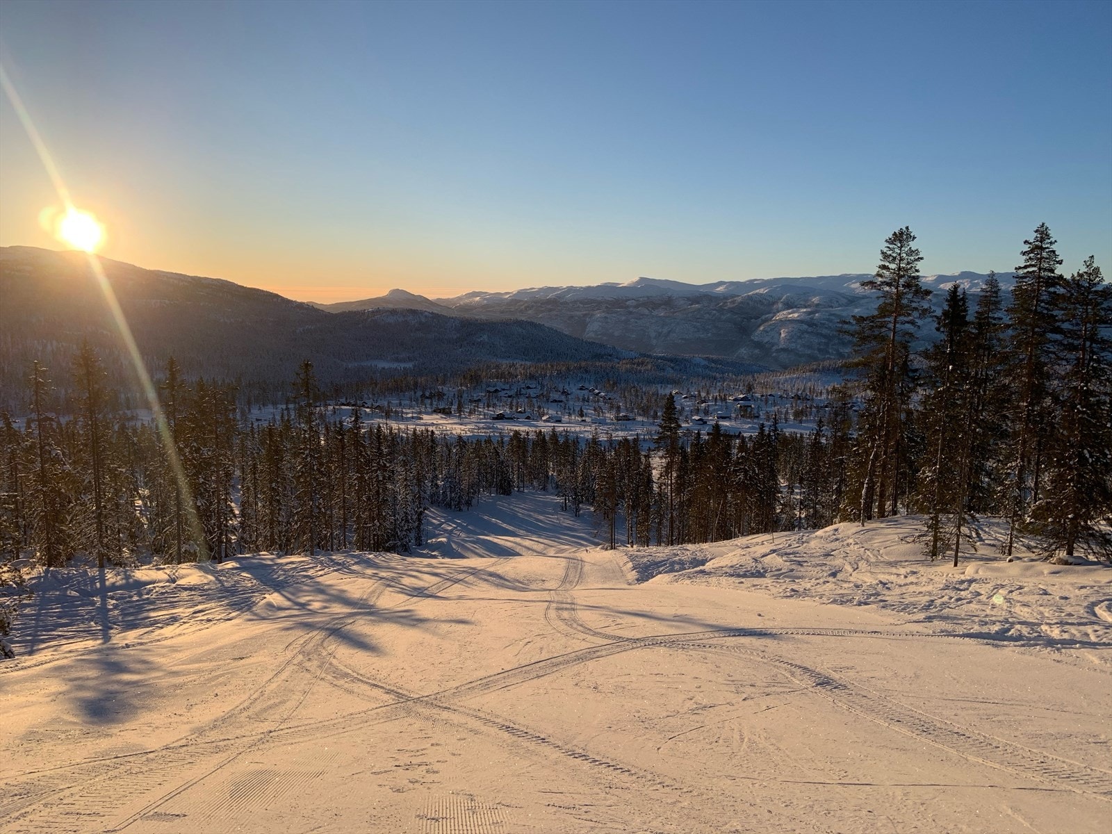 Turufjell Alpinsenter er et moderne og familievennlig skianlegg i Flå, Hallingdal, som byr på et variert alpin tilbud og Turufjell er i tillegg et eldorado på langrenn - perfekt for deg som ønsker en hytte med skiopplevelsene rett utenfor døren Galleribilde