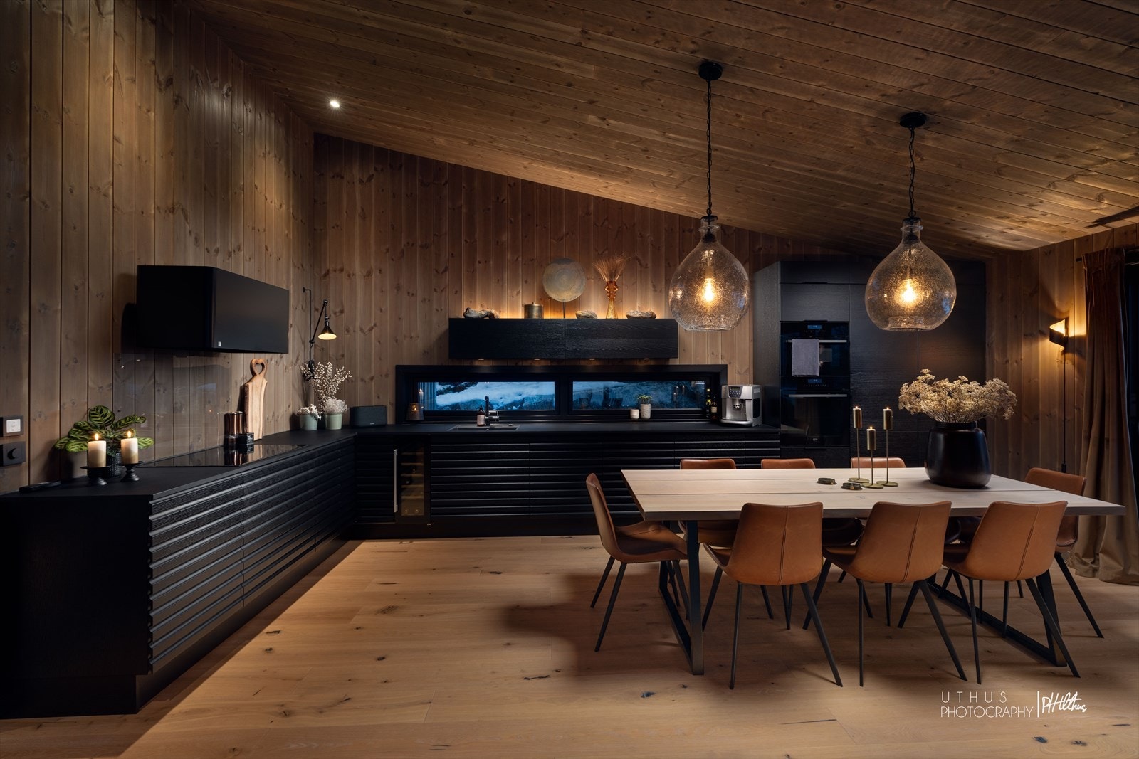 Lekkert kjøkken med integrerte hvitevarer Galleribilde