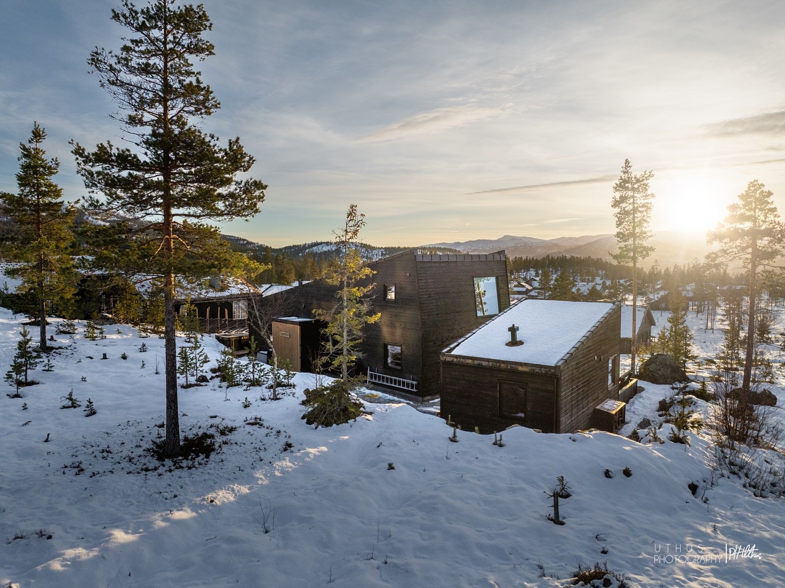 Annekset og hytta er bygget i samme stil Galleribilde