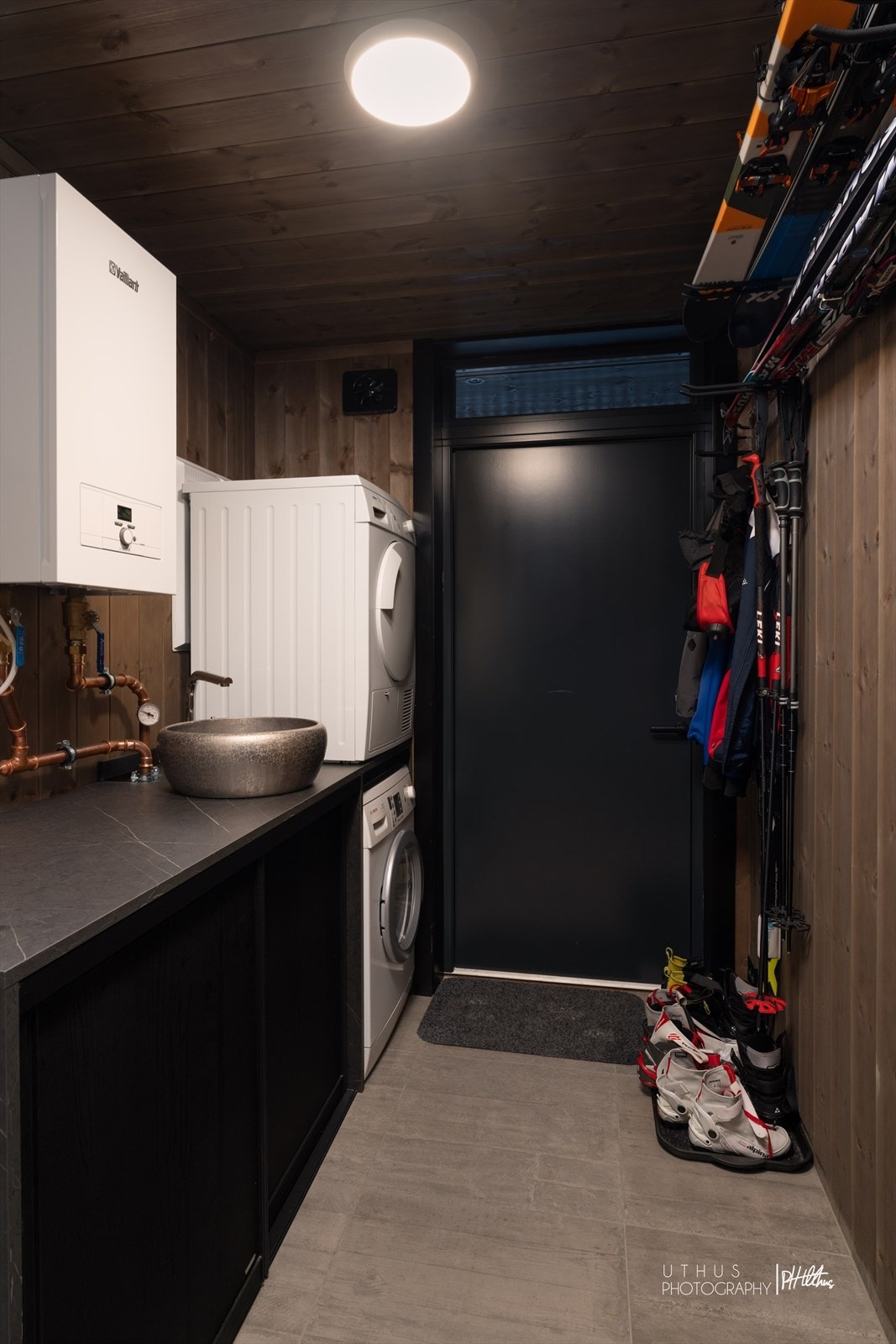 Vaskerom/"Grov inngang". Ut til baksiden av hytta og skisporet Galleribilde