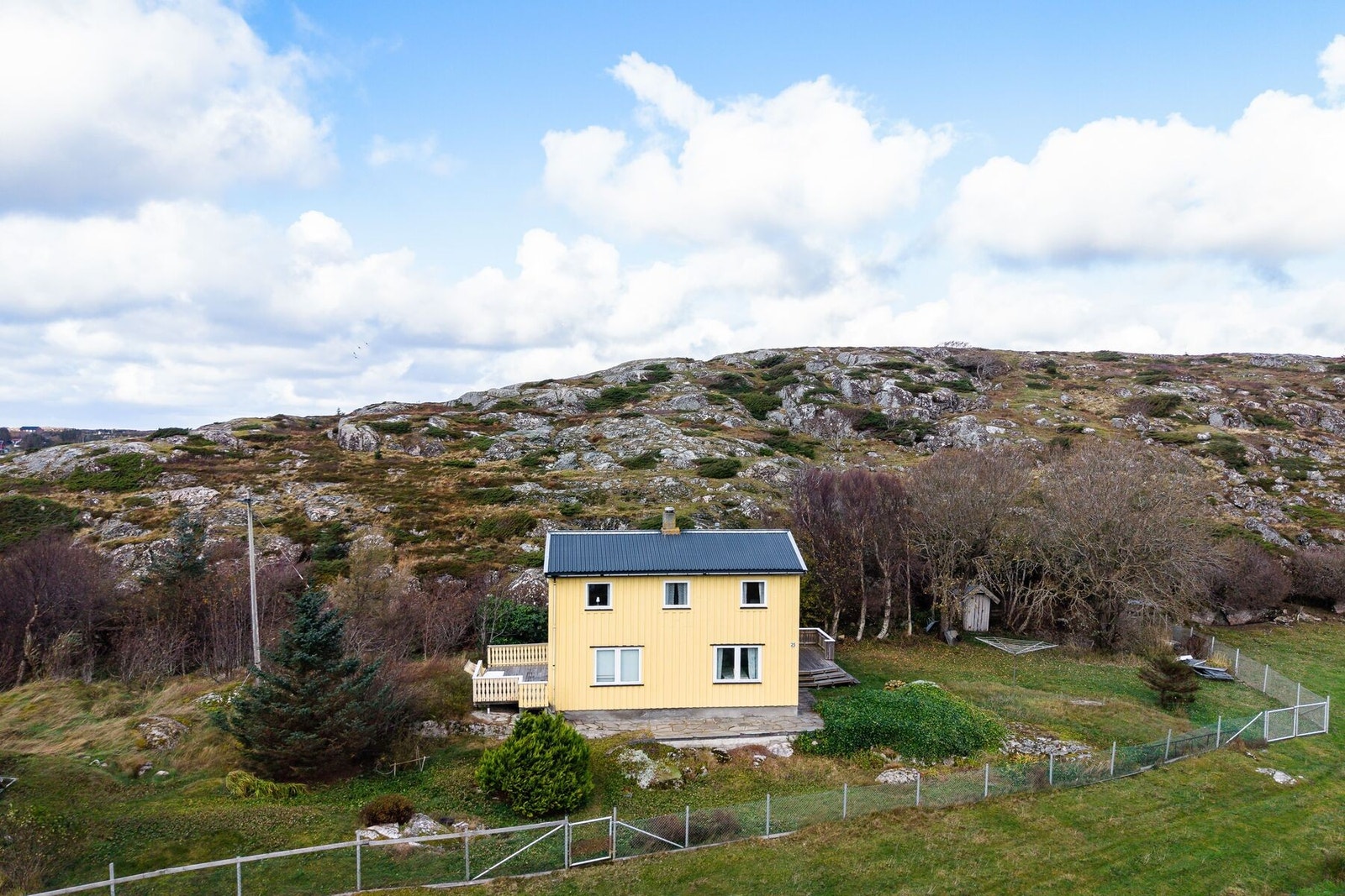 Eiendommen ligger fint til i naturskjønne omgivelser. Galleribilde