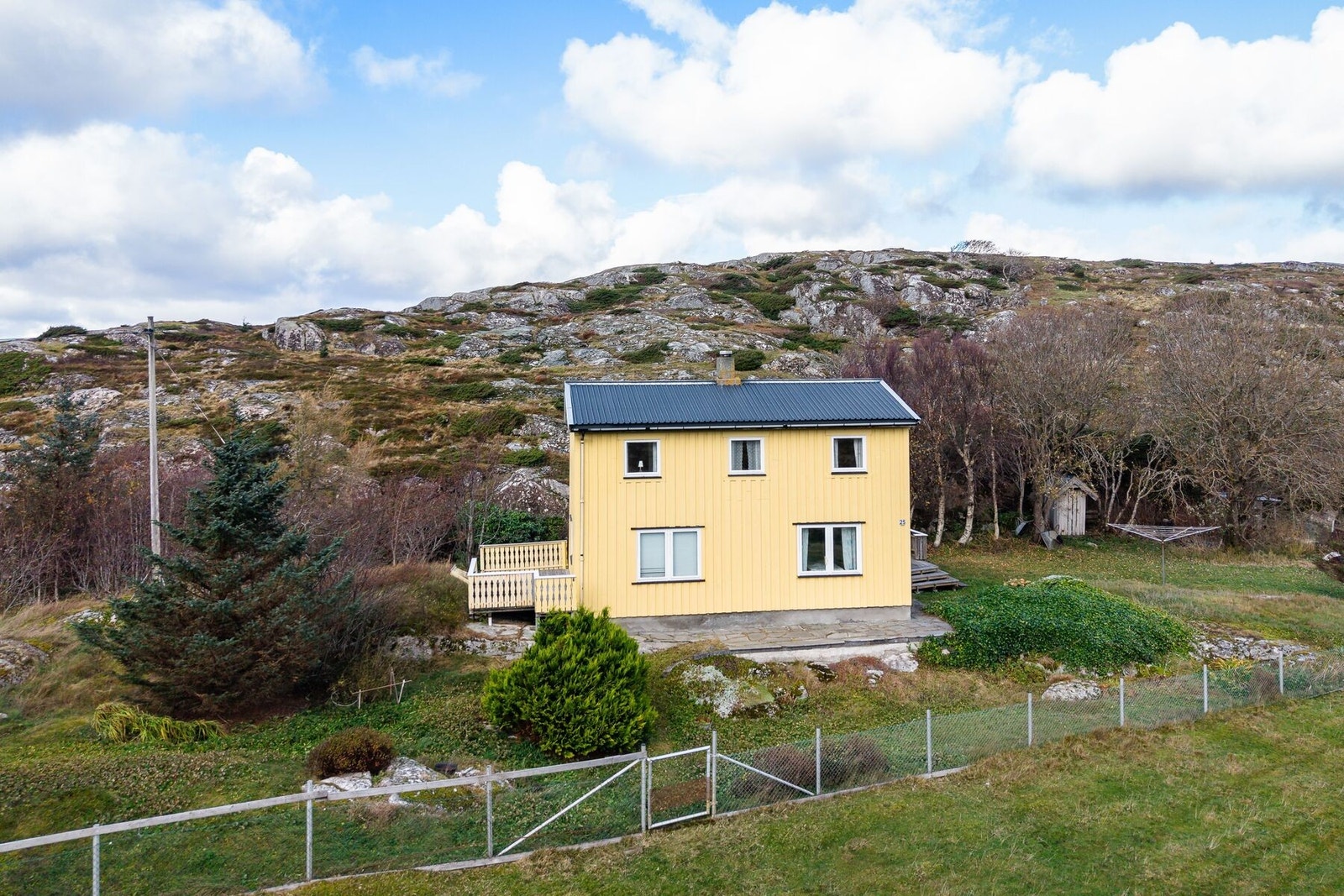 Det er kun et steinkast ned til sjøen. Galleribilde