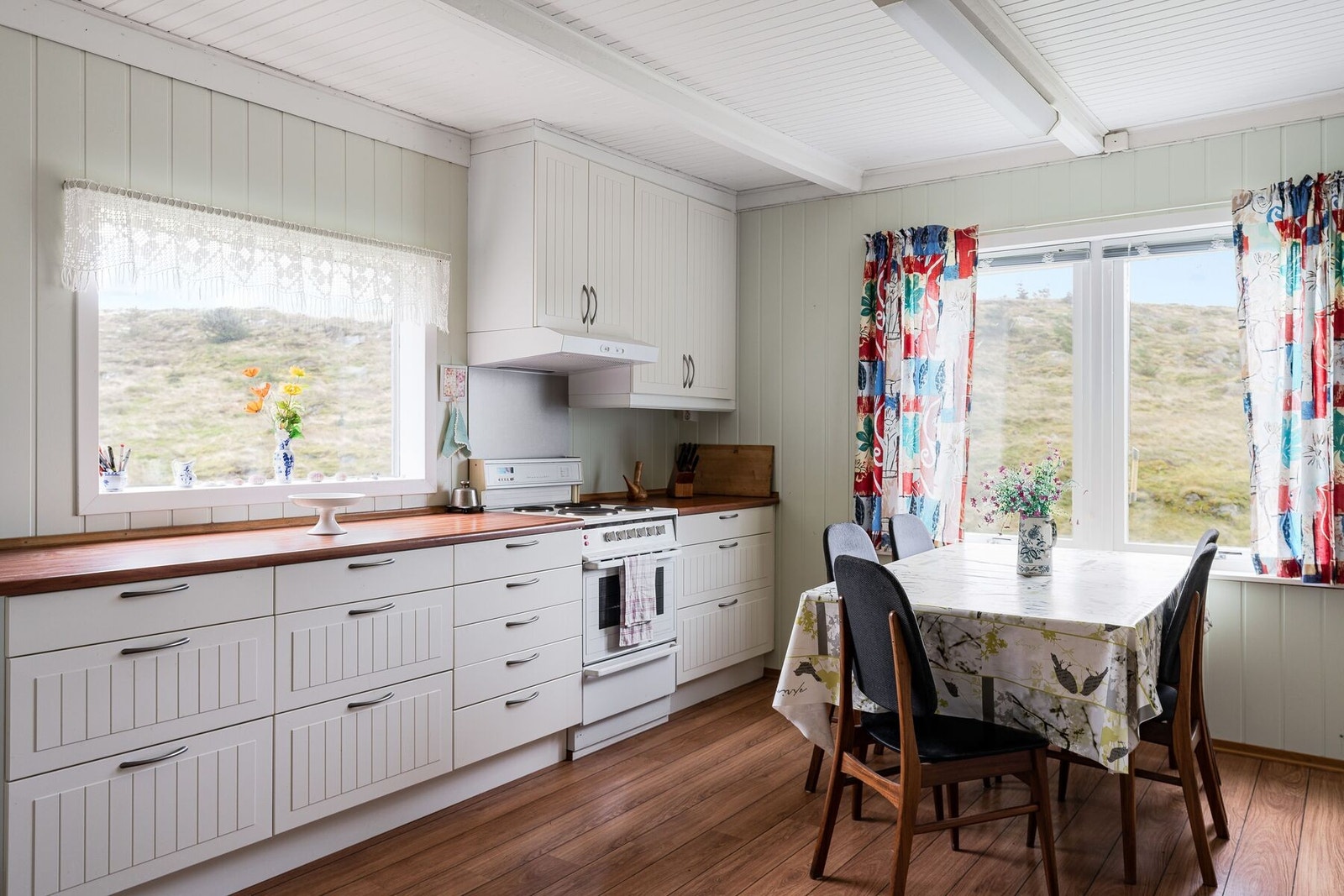 Det er også plass til en hyggelig sittegruppe på kjøkkenet. Galleribilde