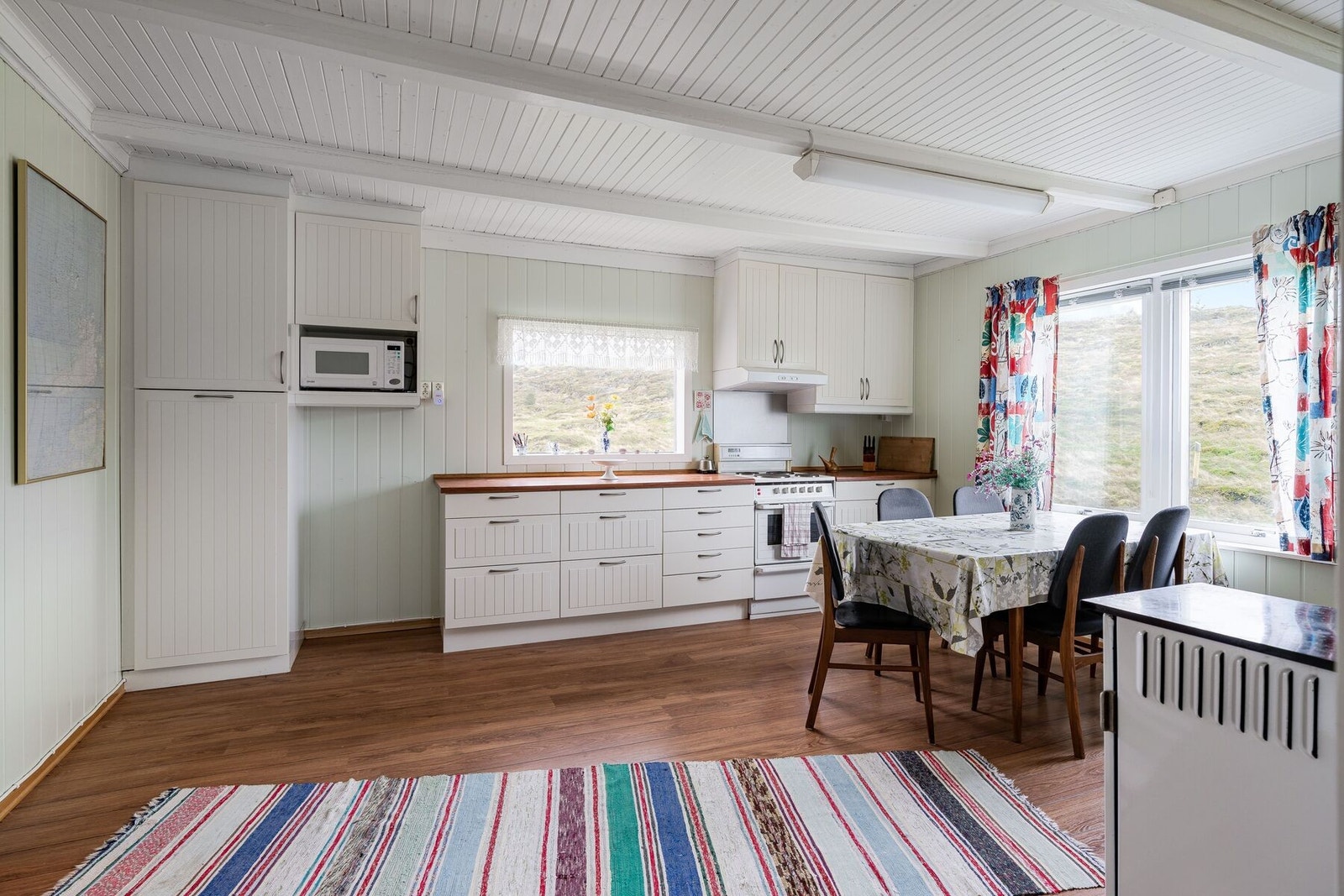 Lyst og romslig kjøkken. Galleribilde