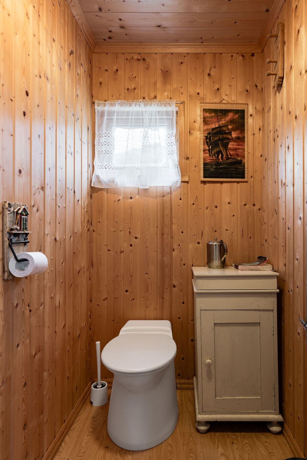 Eget praktisk toalettrom. Galleribilde