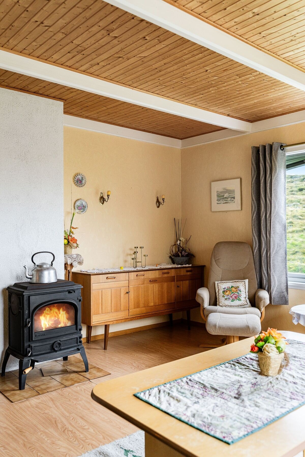 Stua har vedovn som bidrar til en hyggelig atmosfære. Galleribilde