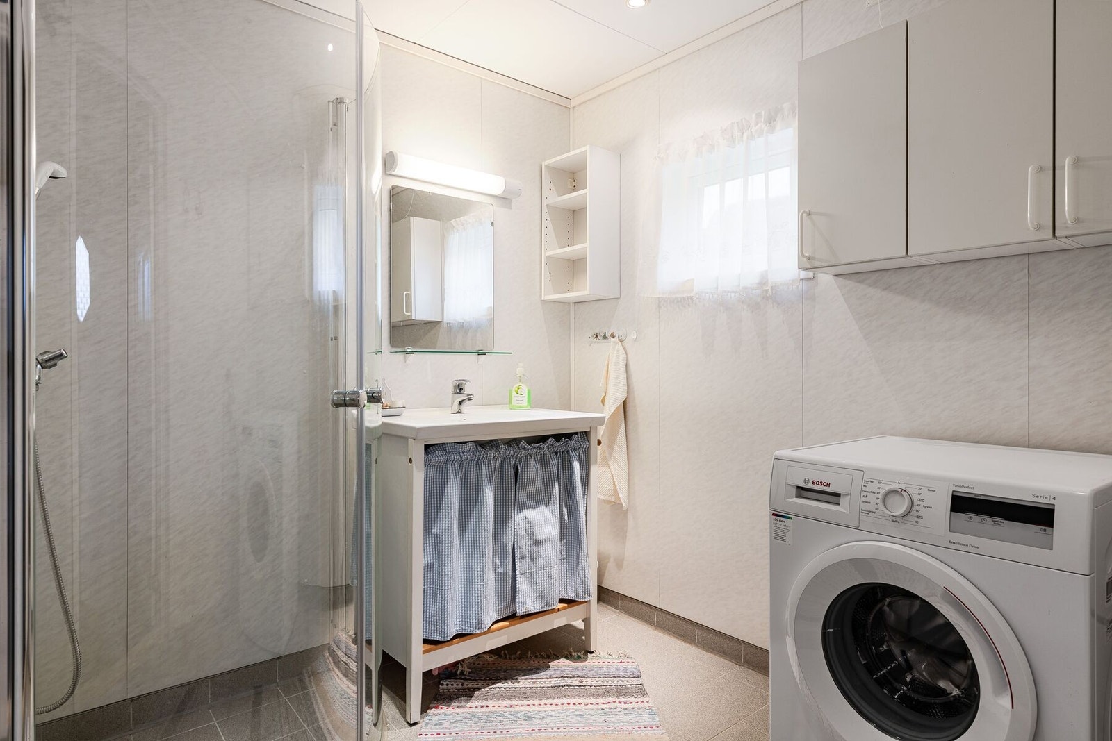 Praktisk bad med opplegg for vaskemaskin. Det er innlagt vann i hytta. Galleribilde