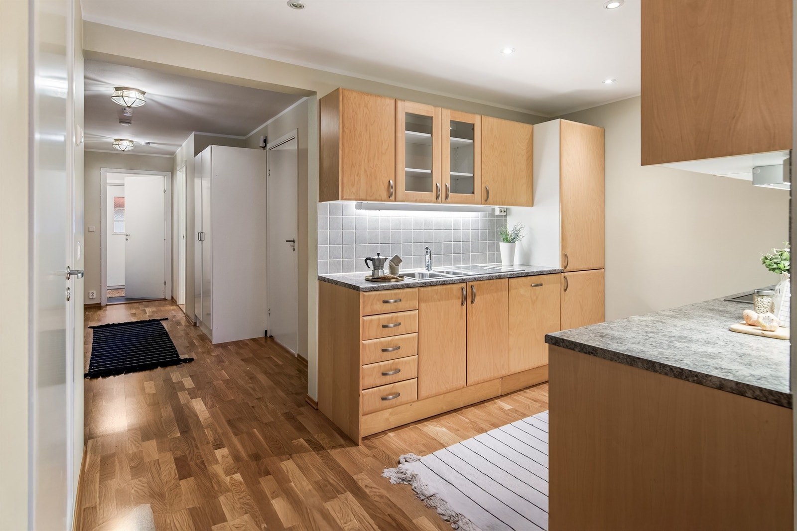 Kjøkken mot gang og entré Galleribilde