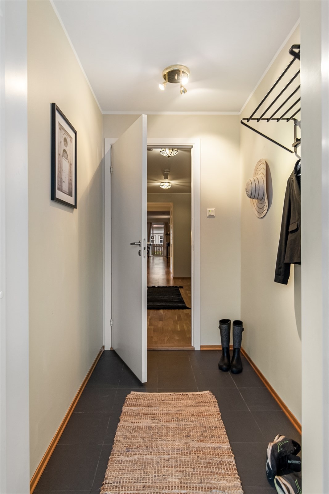 Entré med fliser på gulv. Galleribilde