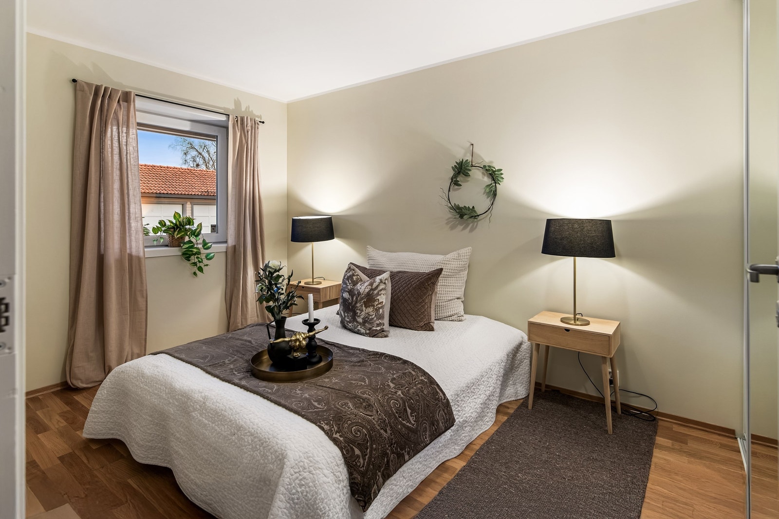 Hovedsoverom med skyvedørsgarderobe Galleribilde